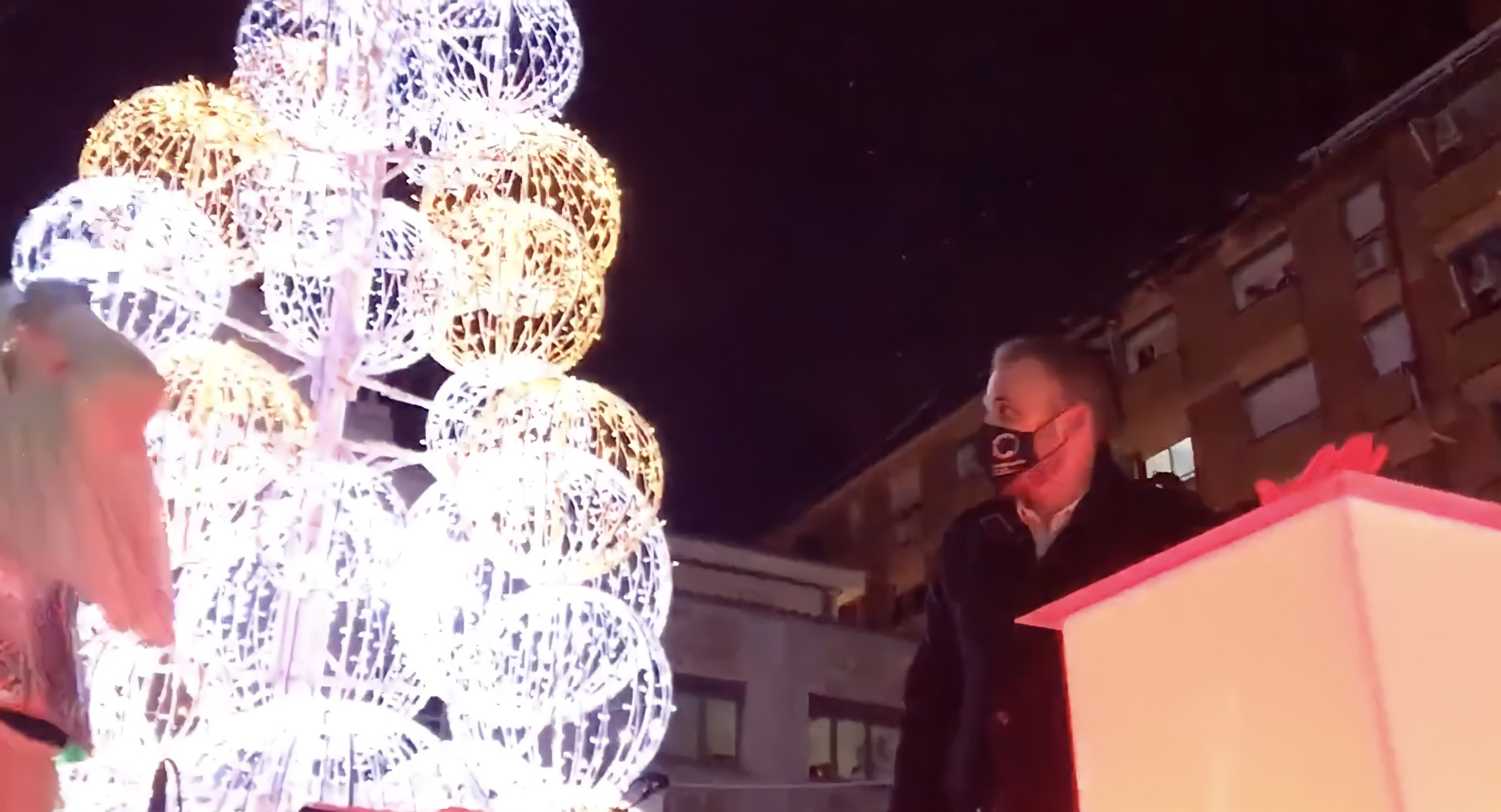 L'alcalde Carlos Cordón encén els llums nadalencs. FOTO: TOT Cerdanyola