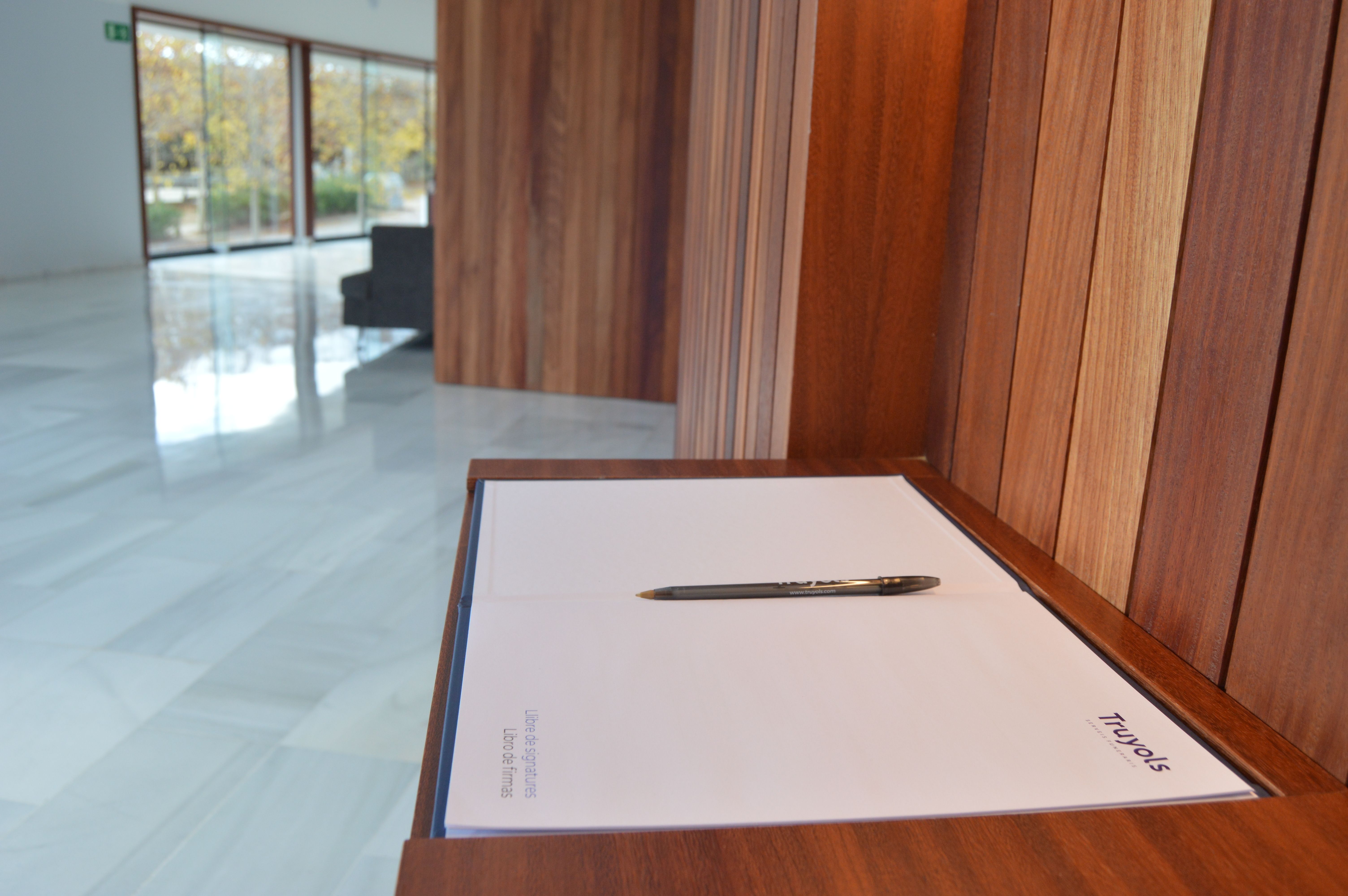 Hi ha un llibre de signatures a l'entrada de cada sala. FOTO: Nora Muñoz Otero