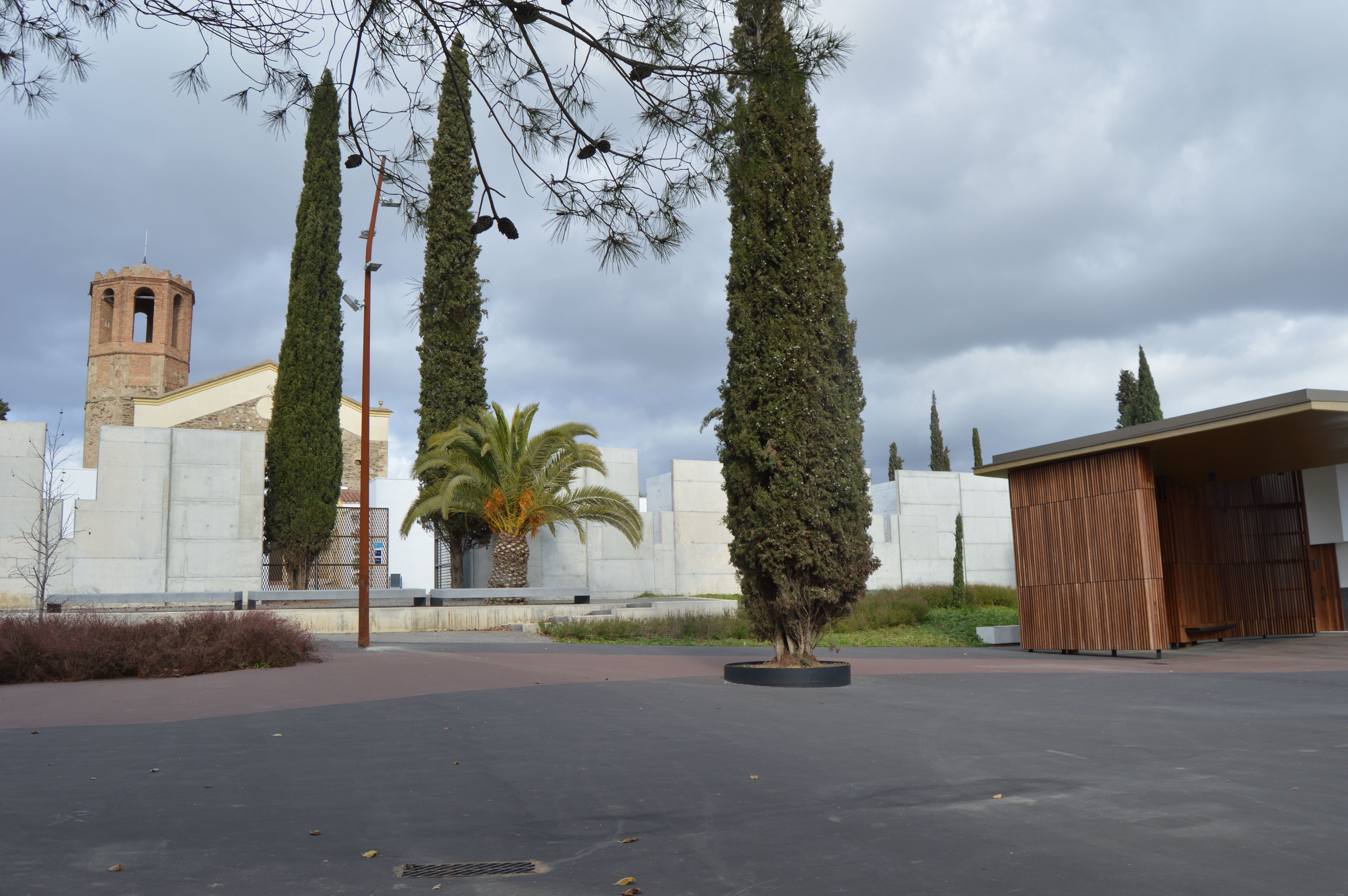 Exterior del tanatori de Cerdanyola, que comparteix espai amb el cementiri. FOTO: Nora Muñoz Otero