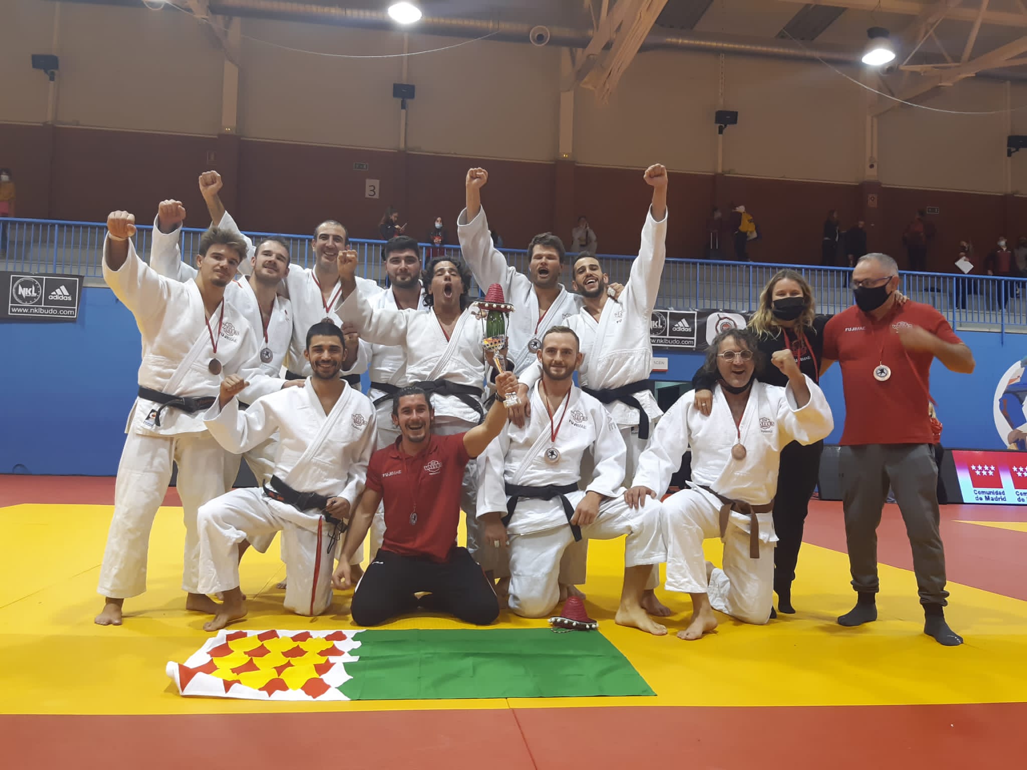 L’equip cerdanyolenc celebrant l’ascens a 2a Divisió. FOTO: Cedida