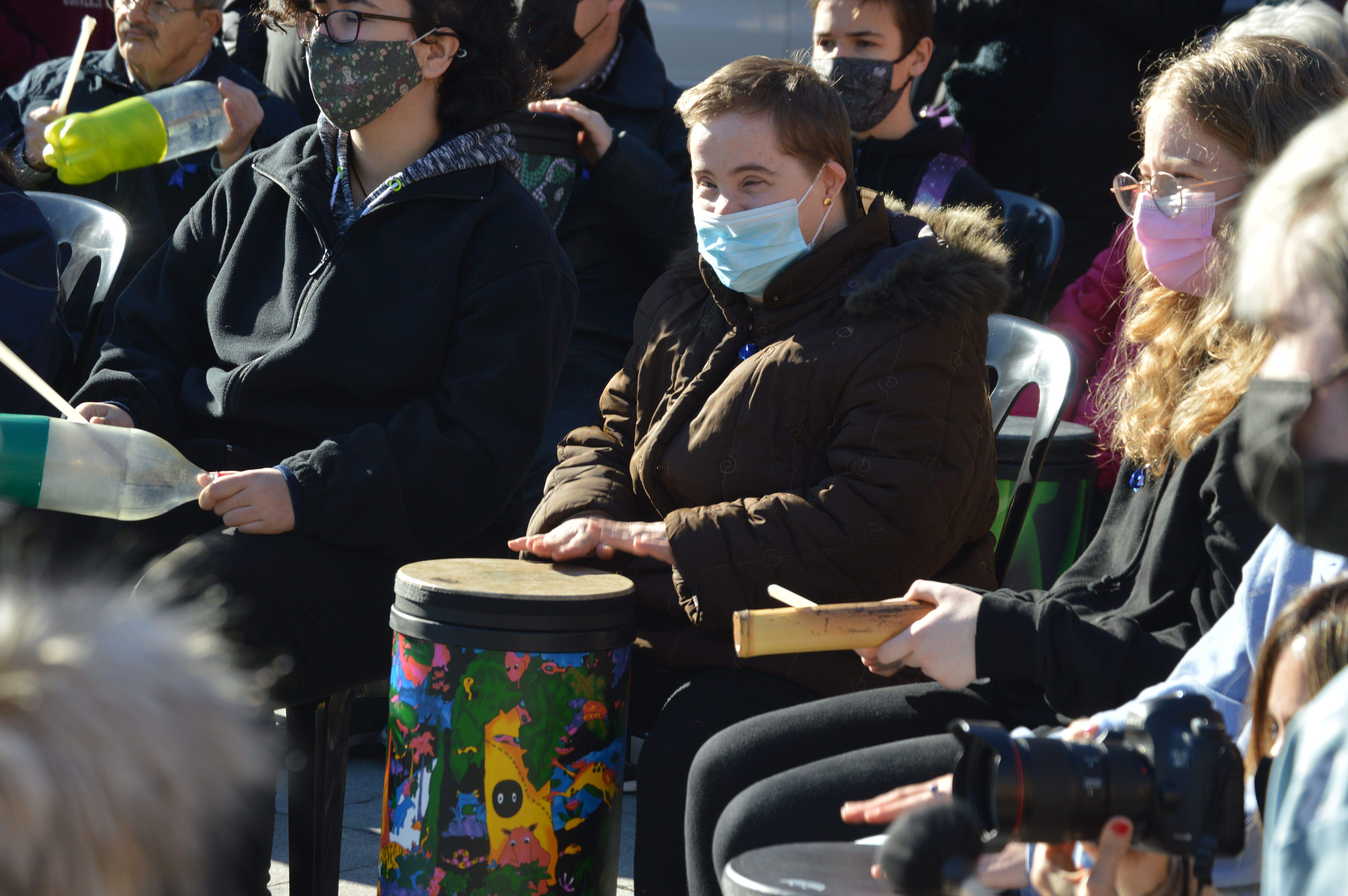 Una de les participants del cercle de percussió en el Dia Internacional de les Persones amb disCapacitat/Diversitat Funcional. FOTO: Nora Muñoz Otero