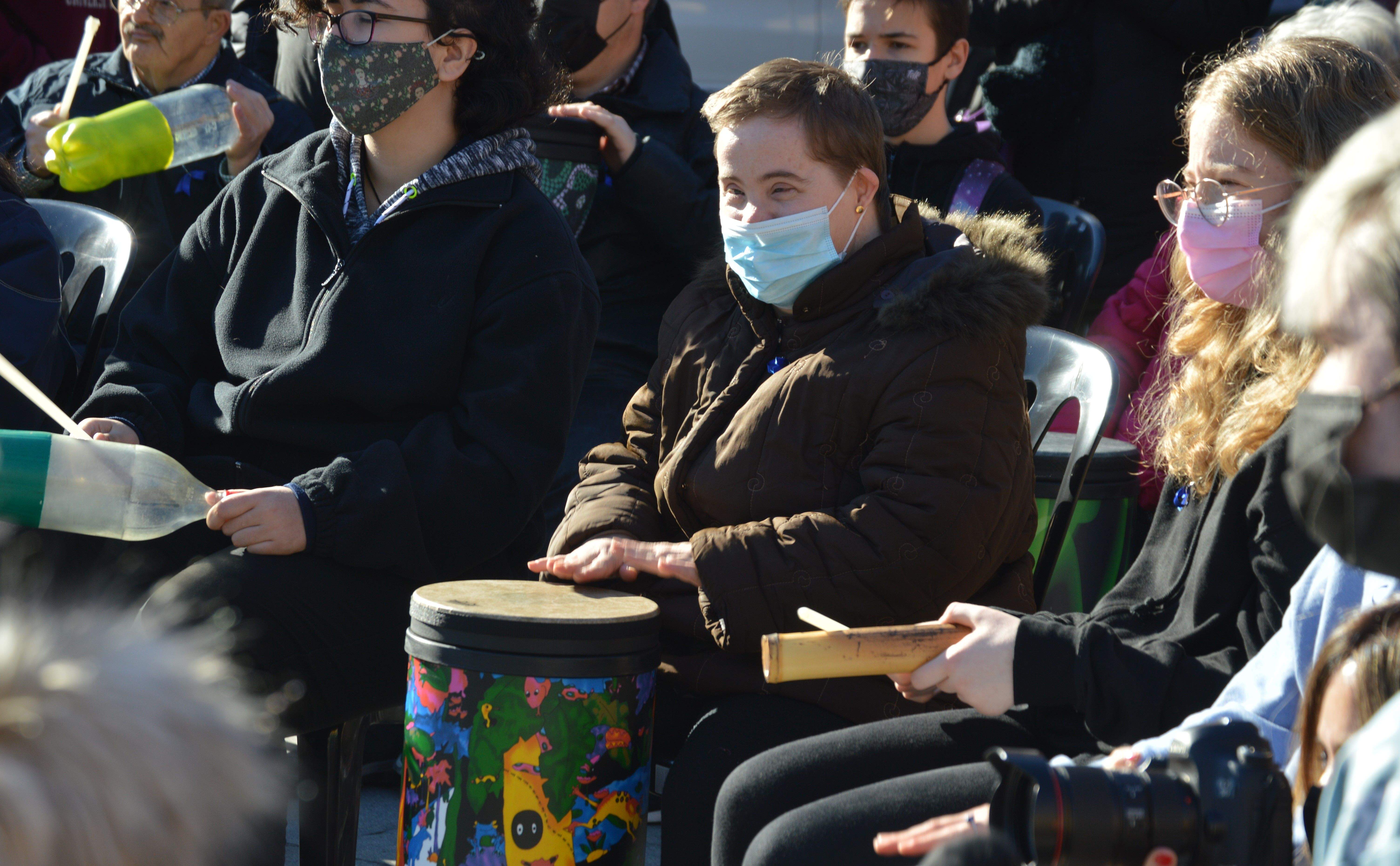 Una de les participants del cercle de percussió en el Dia Internacional de les Persones amb disCapacitat/Diversitat Funcional. FOTO: Nora Muñoz Otero Una de les participants del cercle de percussió en el Dia Internacional de les Persones amb disCapacitat/Diversitat Funcional. FOTO: Nora Muñoz Otero