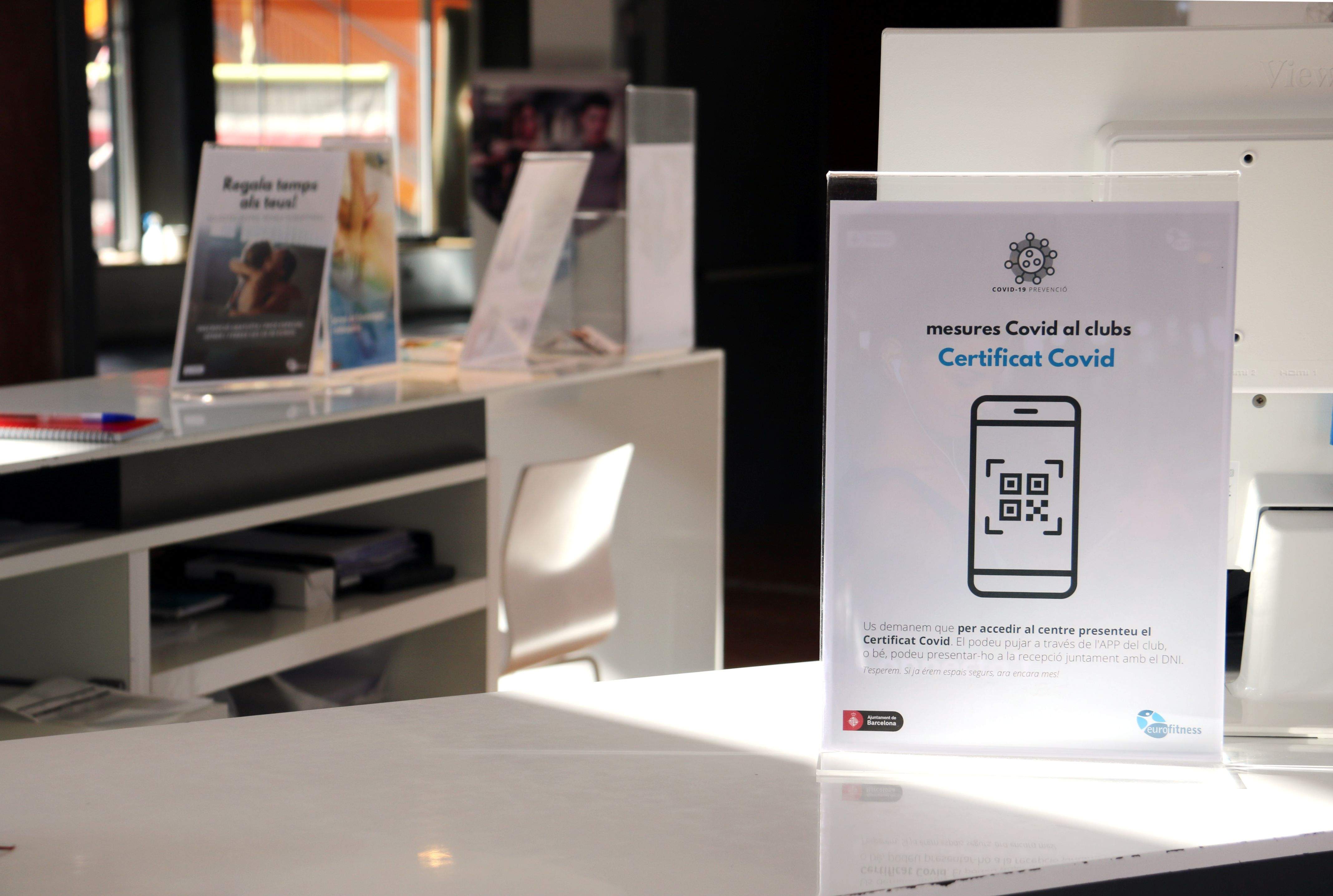 Un cartell sobre el passaport Covid en un gimnàs. FOTO: Marta Casado (ACN)