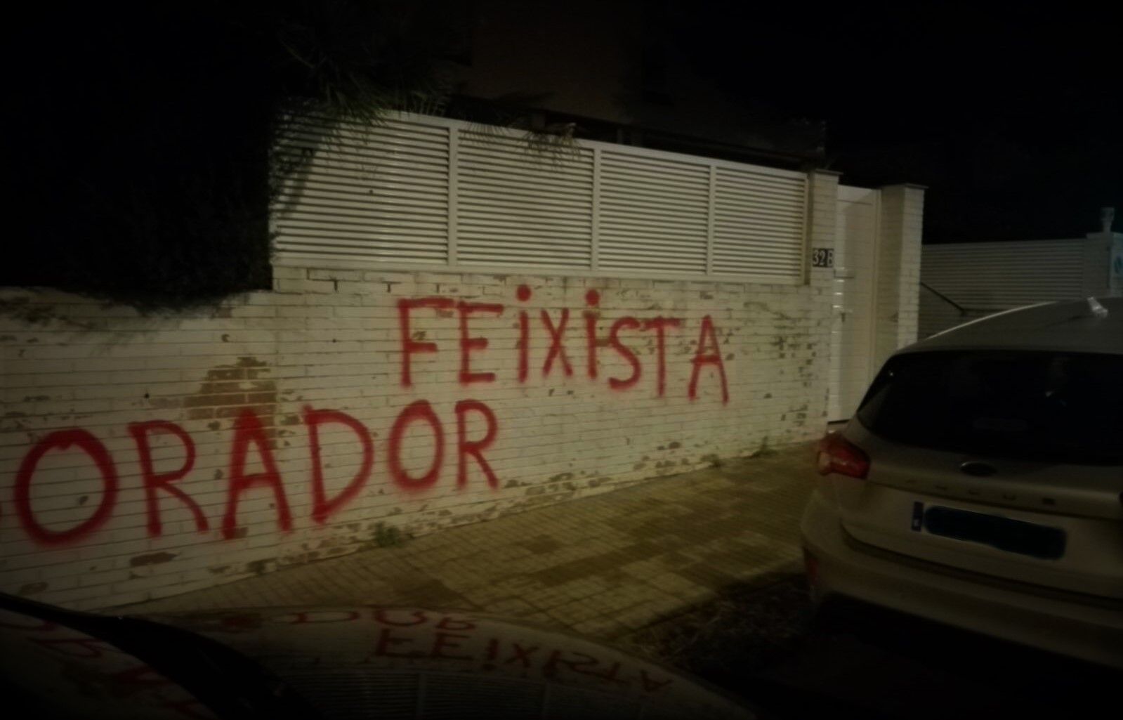 Pintada a la façana de la casa del rector de la UAB, Javier Lafuente. FOTO: @IndepeAccio Pintada a la façana de la casa del rector de la UAB, Javier Lafuente. FOTO: @IndepeAccio