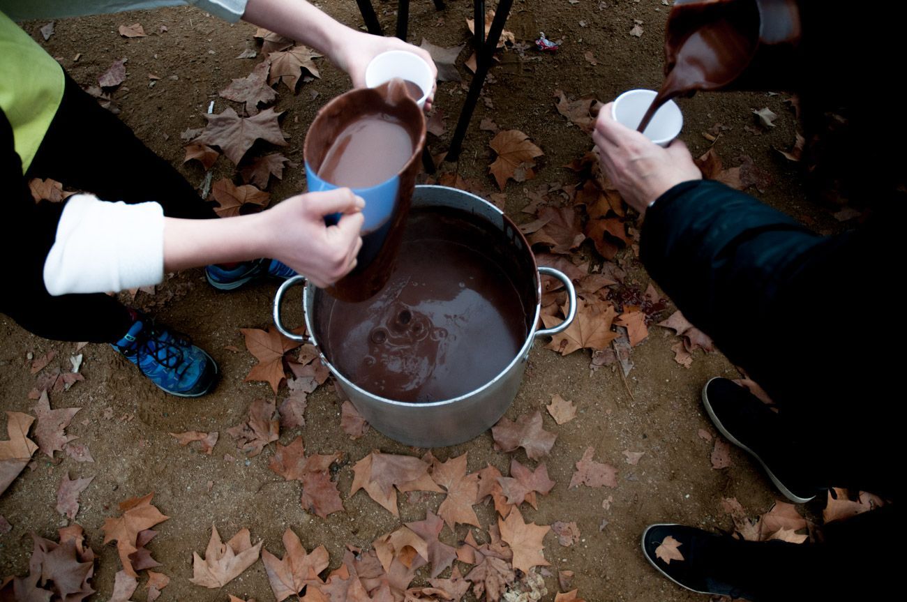 La PAC fa una xocolatada popular per recollir fons per donar a l'ONG Save the children. 