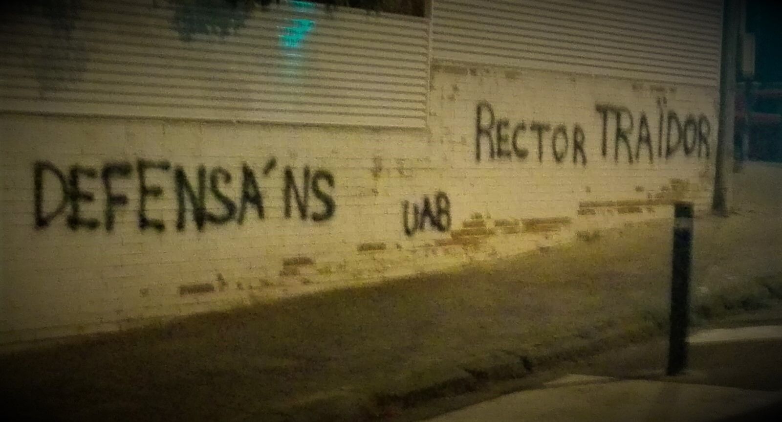 Pintades a la casa del rector de la UAB, Javier Lafuente. FOTO: @IndepeAccio