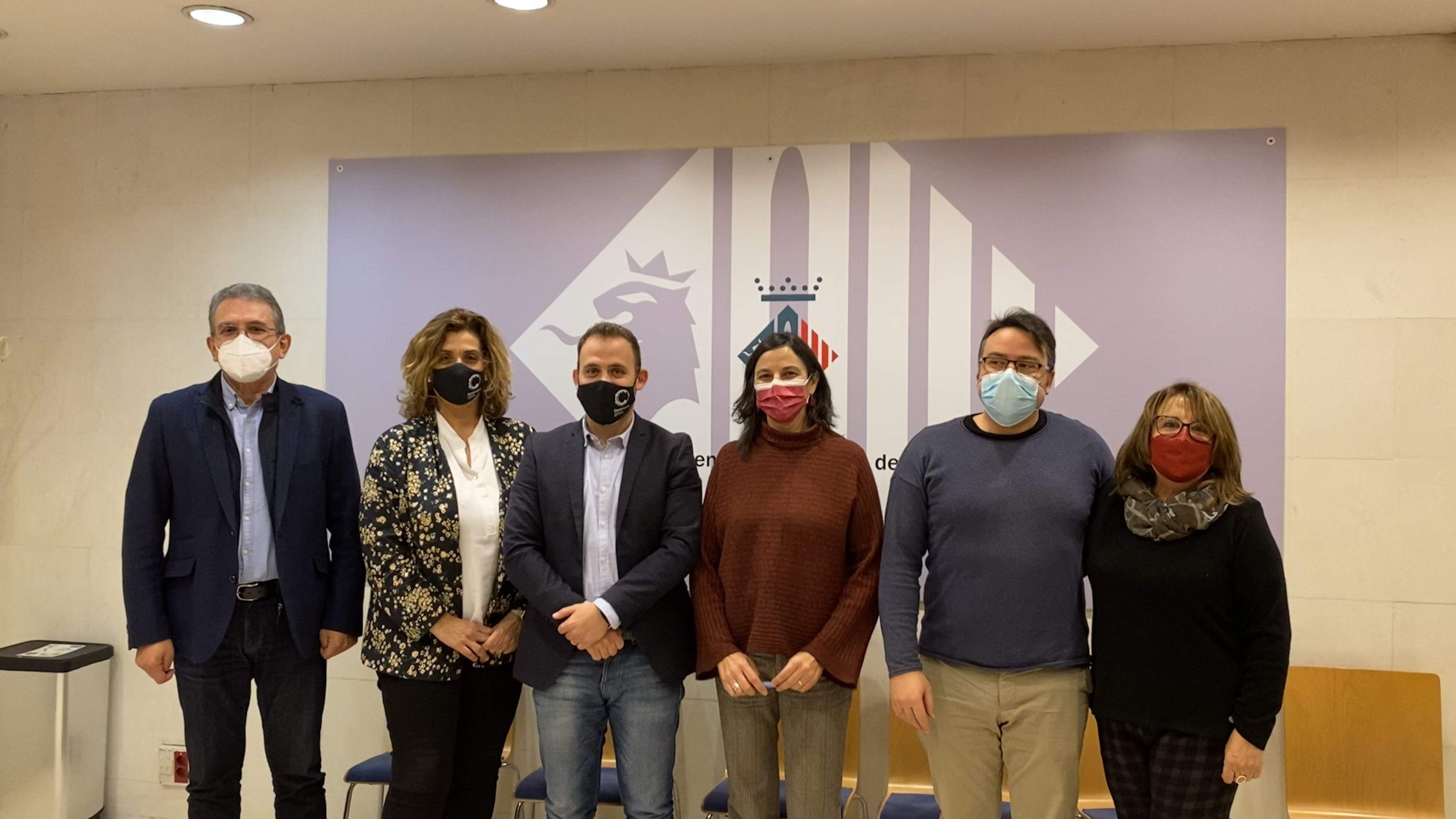 Membres del govern del PSC i regidors d'En Comú Podem en la roda de premsa sobre l'acord de pressupostos. FOTO: Mónica GM