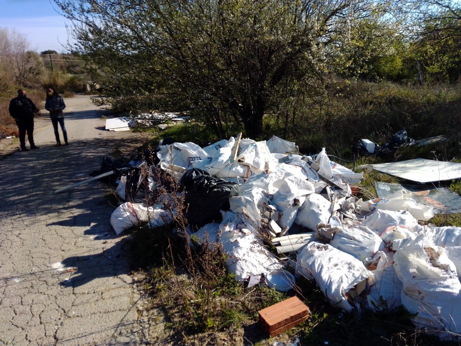 Escombraries al barri de Campoamor. FOTO: ERC