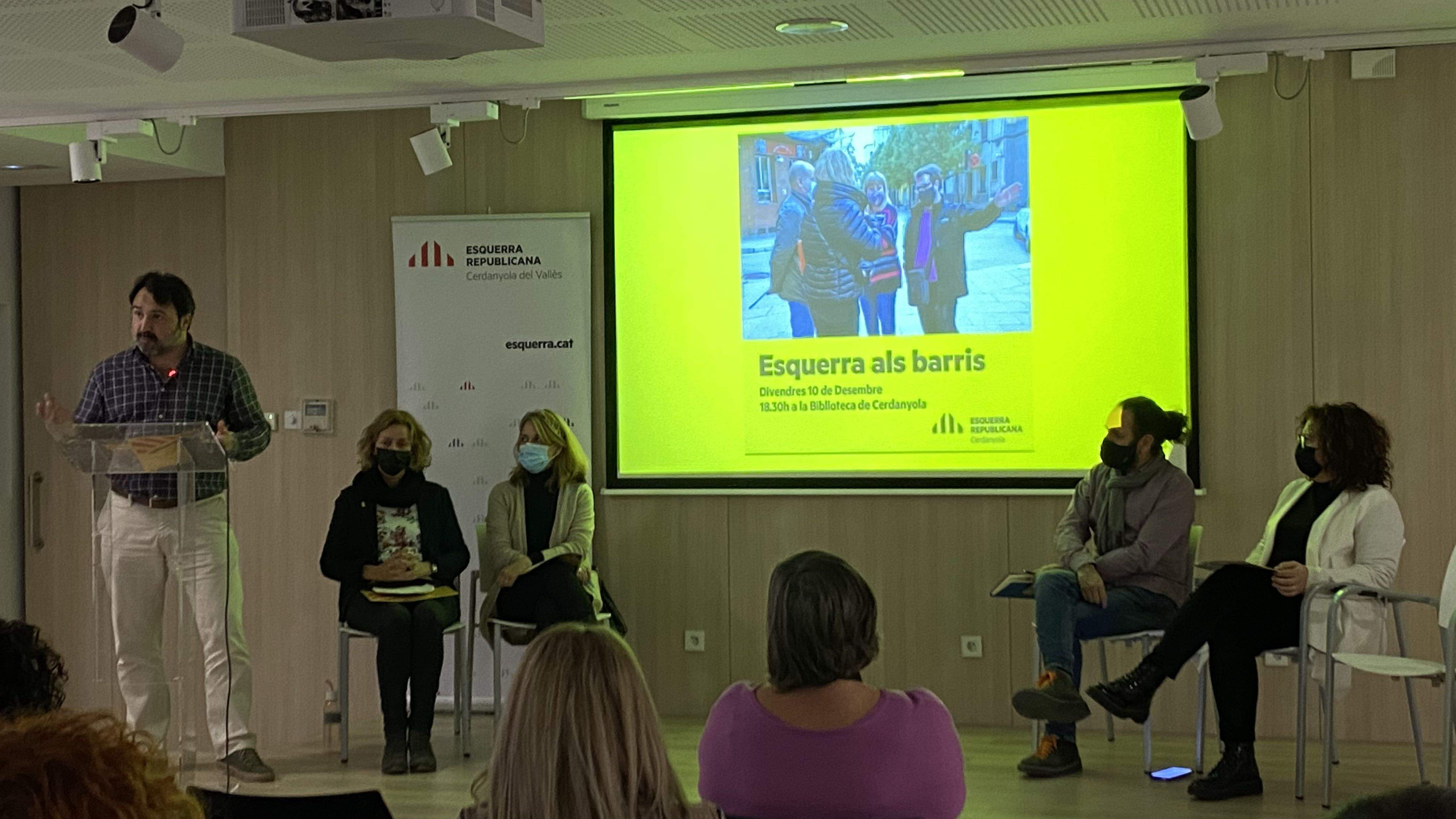 Els regidors i regidores d'ERC exposen les conclusions extretes de la seva visita als barris de la ciutat. FOTO: Mónica GM