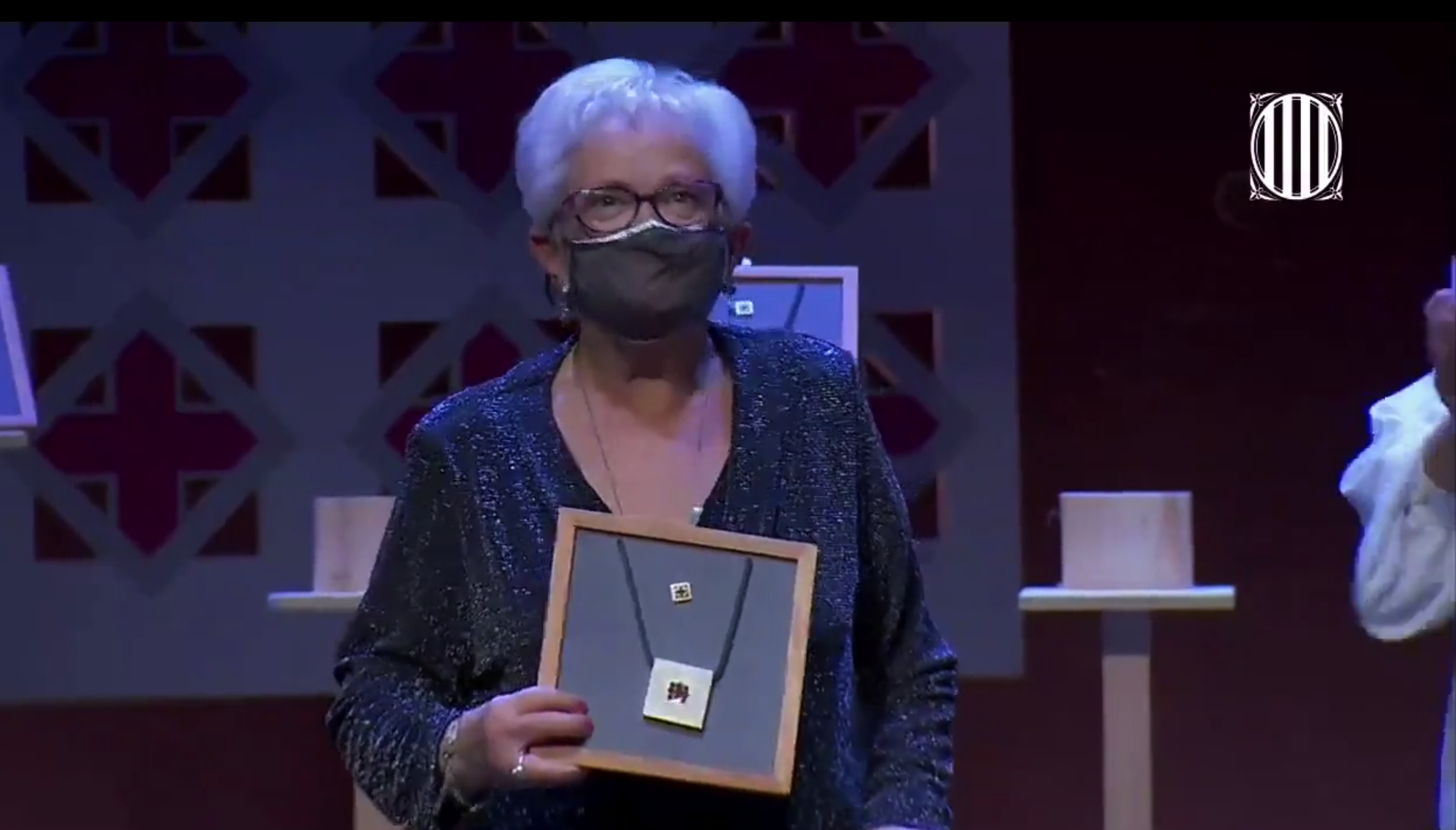 Elena Jaumandreu recull la Creu de Sant Jordi. FOTO: Generalitat de Catalunya