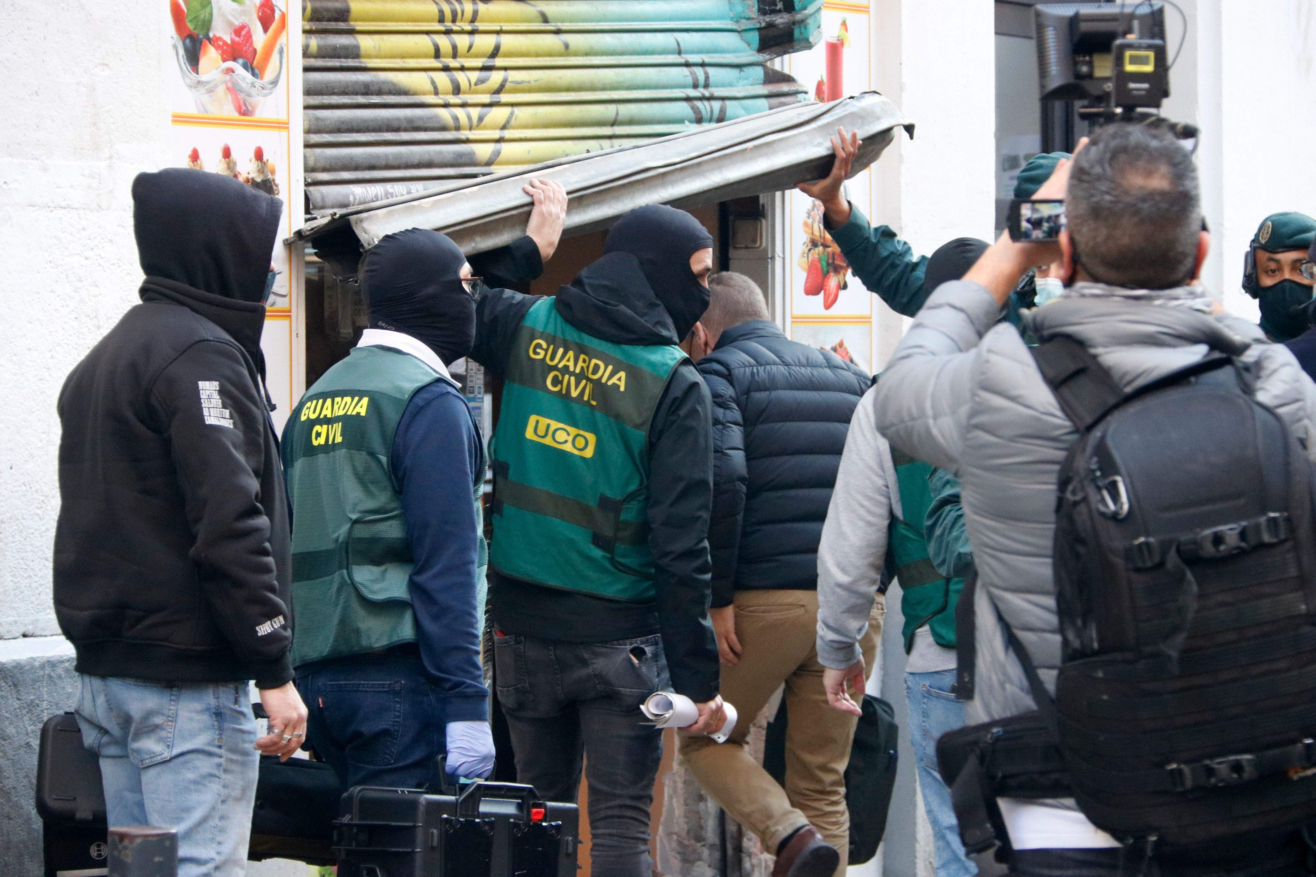 Un escorcoll a Barcelona en el marc de l'operatiu antidrogues de la Guàrdia Civil. FOTO: Blanca Blay (ACN)