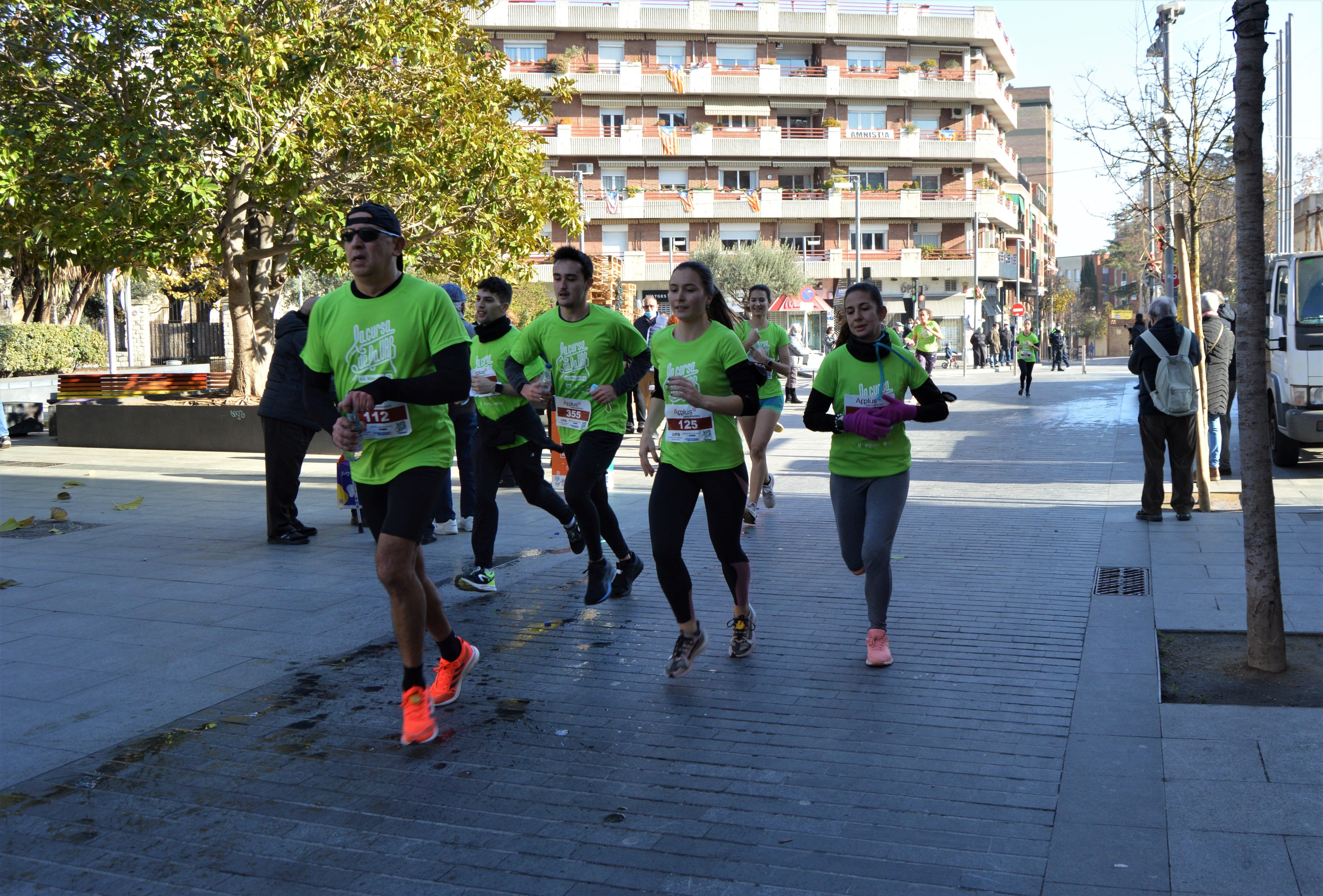 La Cursa Solidària de la UAB del recorregut d'11,6 km passant per l'Ajuntament de Cerdanyola. FOTO: Nora Muñoz Otero