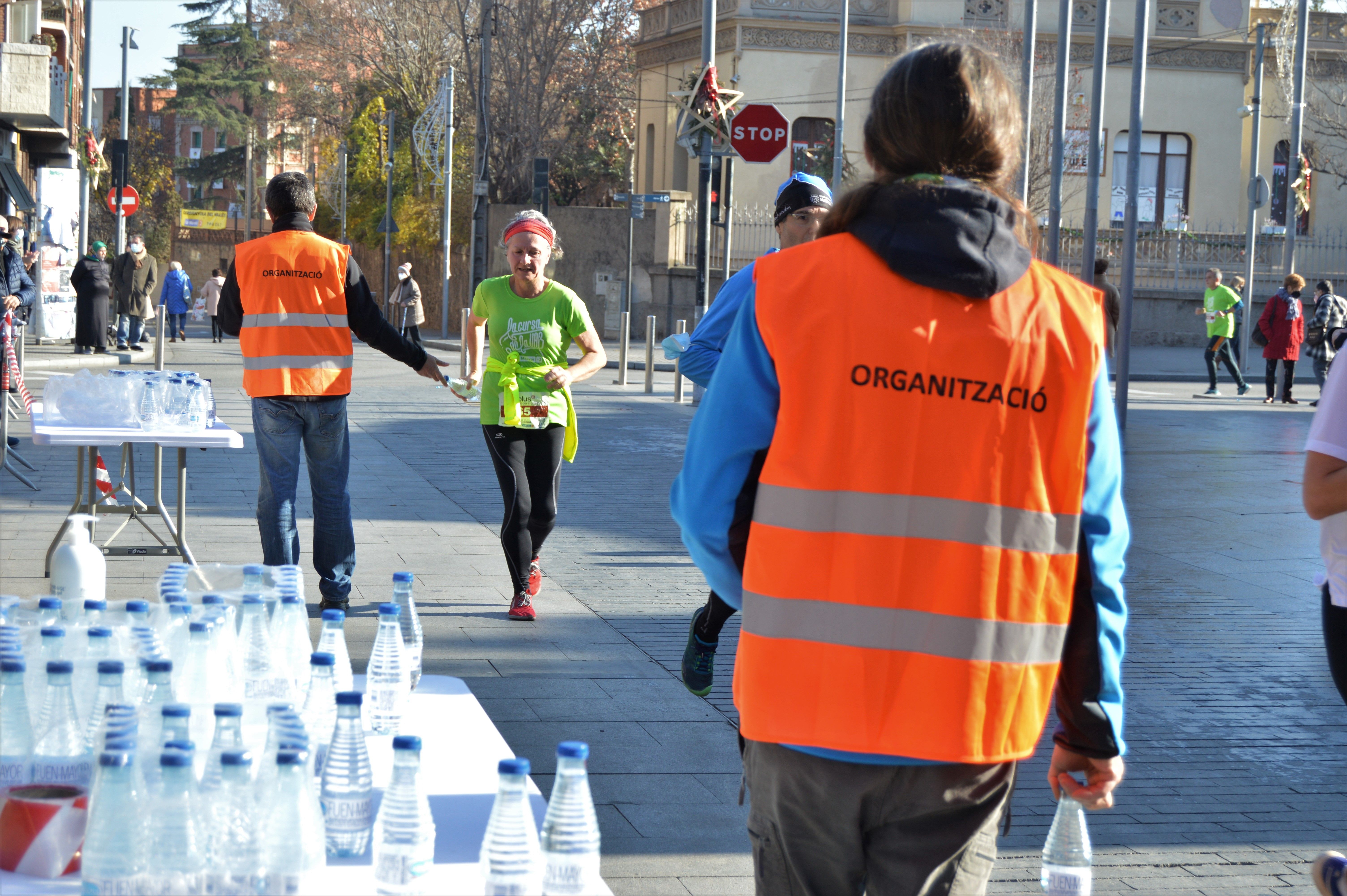 La Cursa Solidària de la UAB del recorregut d'11,6 km passant per l'Ajuntament de Cerdanyola. FOTO: Nora Muñoz Otero