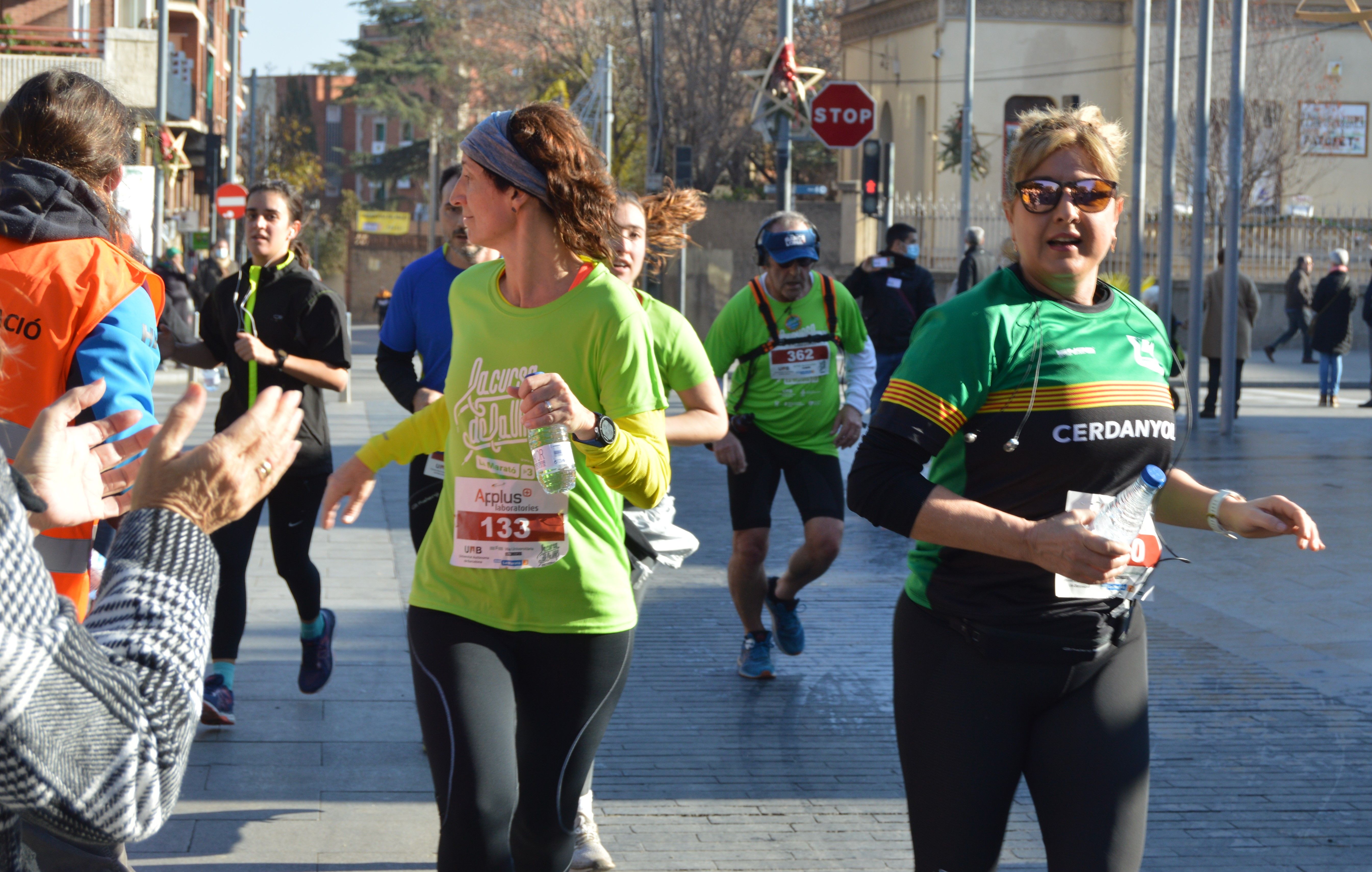 La Cursa Solidària de la UAB del recorregut d'11,6 km passant per l'Ajuntament de Cerdanyola. FOTO: Nora Muñoz Otero