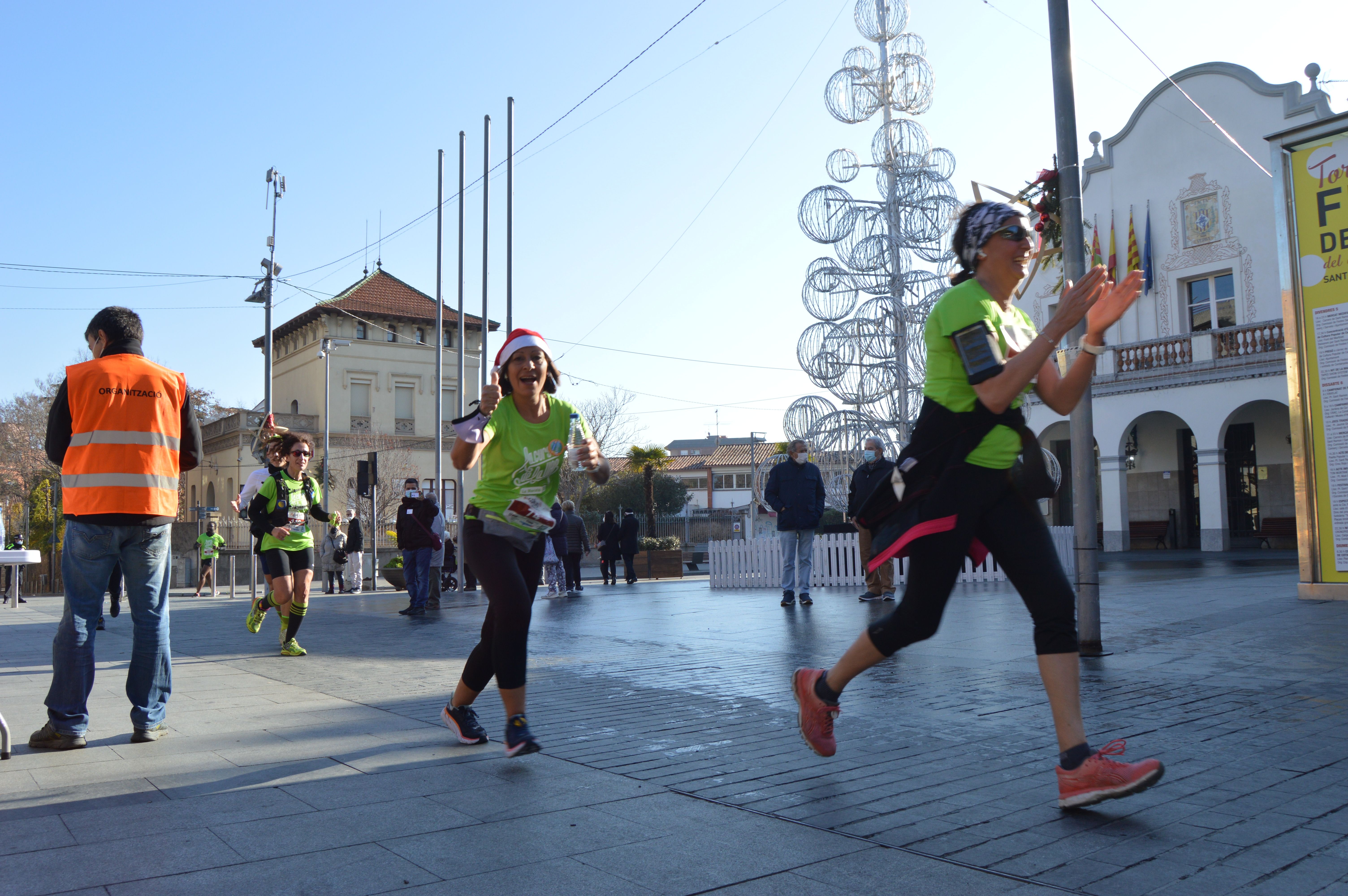 La Cursa Solidària de la UAB del recorregut d'11,6 km passant per l'Ajuntament de Cerdanyola. FOTO: Nora Muñoz Otero