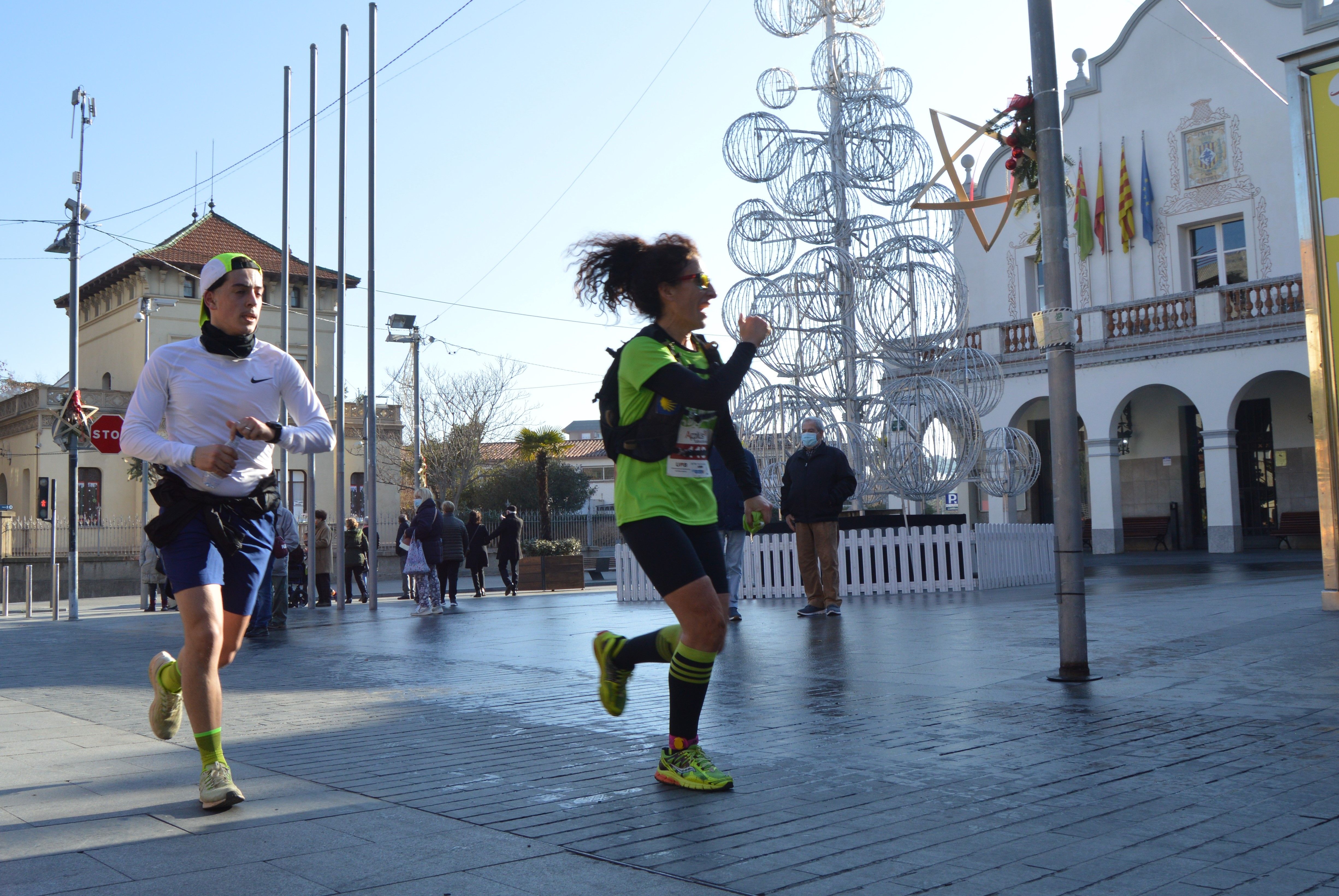 La Cursa Solidària de la UAB del recorregut d'11,6 km passant per l'Ajuntament de Cerdanyola. FOTO: Nora Muñoz Otero