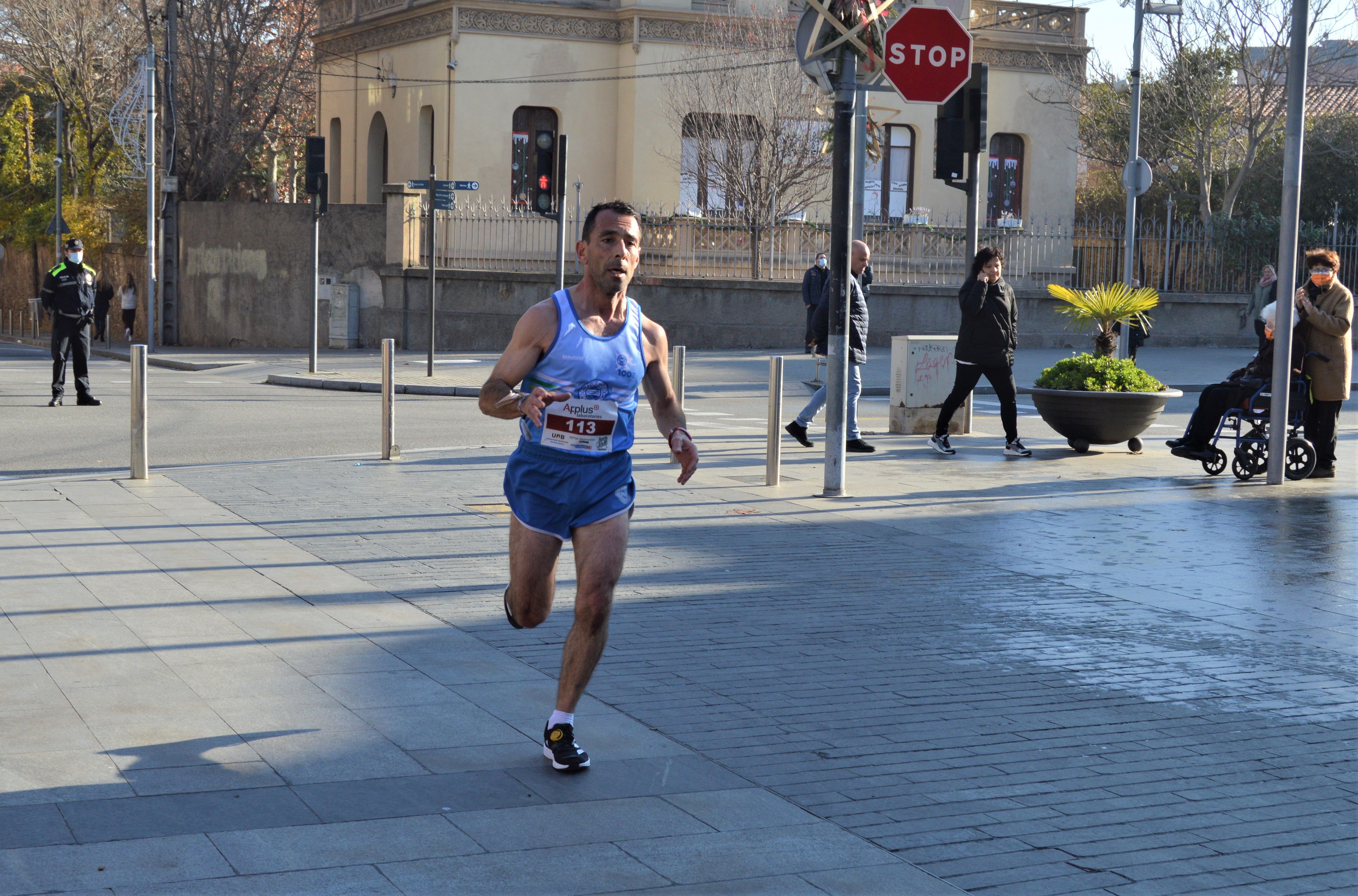 La Cursa Solidària de la UAB del recorregut d'11,6 km passant per l'Ajuntament de Cerdanyola. FOTO: Nora Muñoz Otero