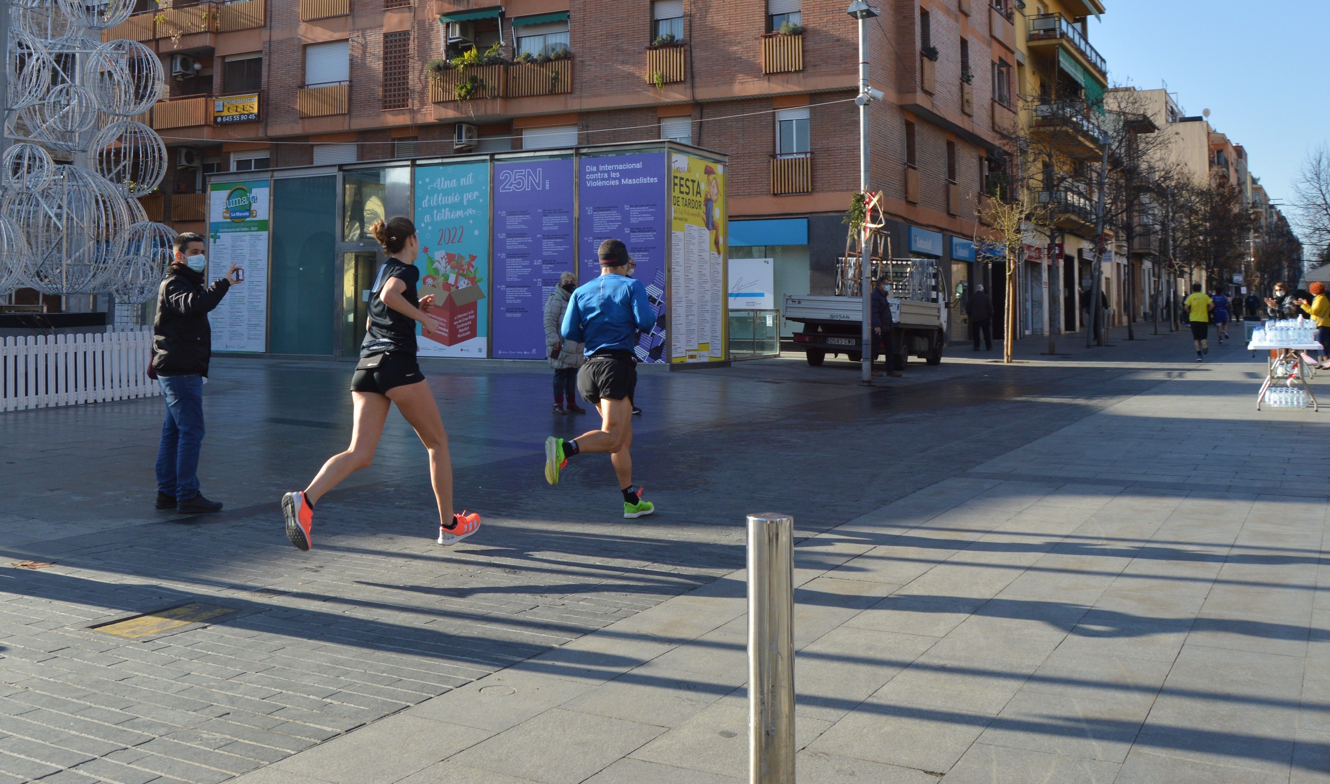 La Cursa Solidària de la UAB del recorregut d'11,6 km passant per l'Ajuntament de Cerdanyola. FOTO: Nora Muñoz Otero