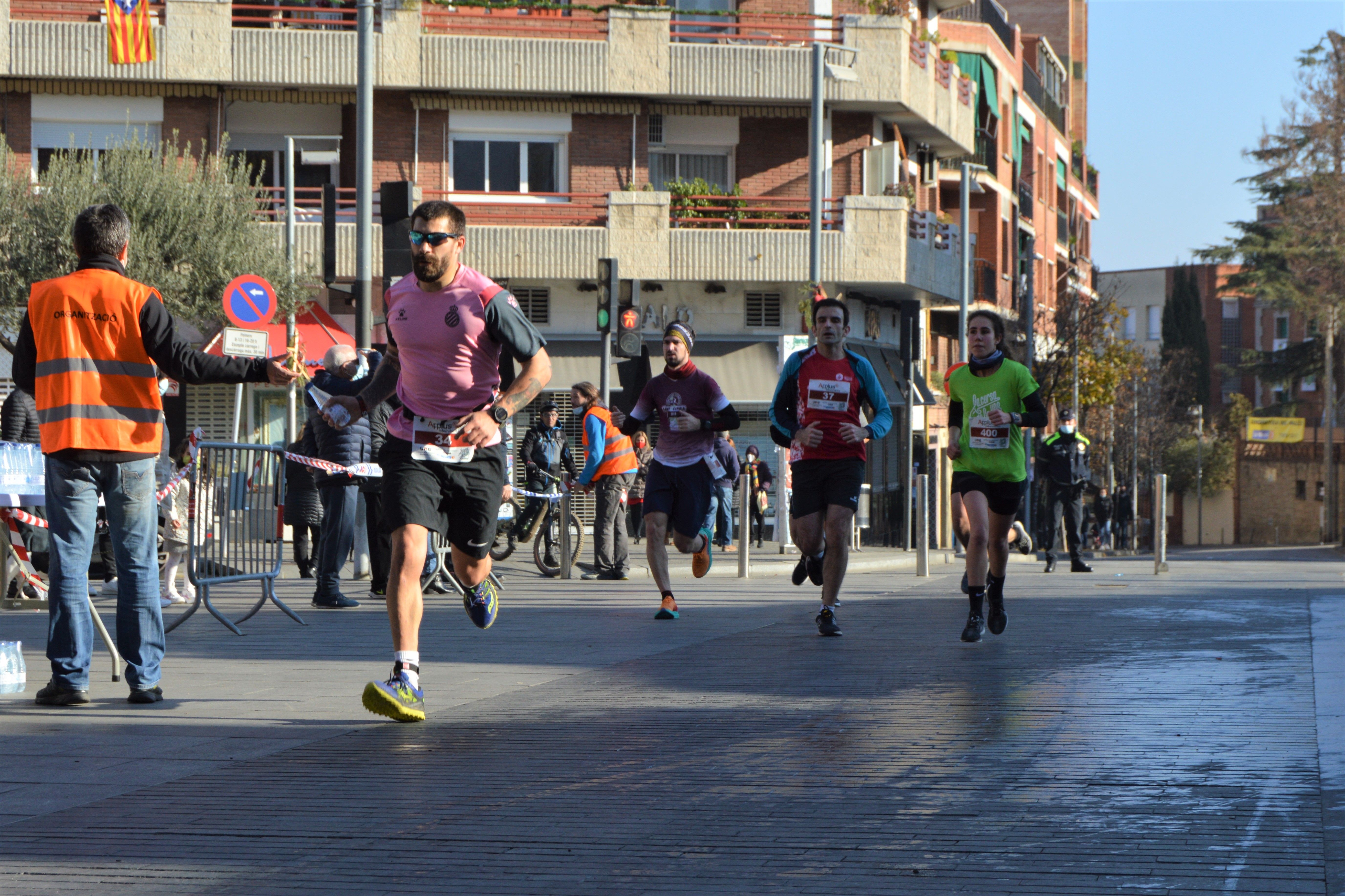 La Cursa Solidària de la UAB del recorregut d'11,6 km passant per l'Ajuntament de Cerdanyola. FOTO: Nora Muñoz Otero