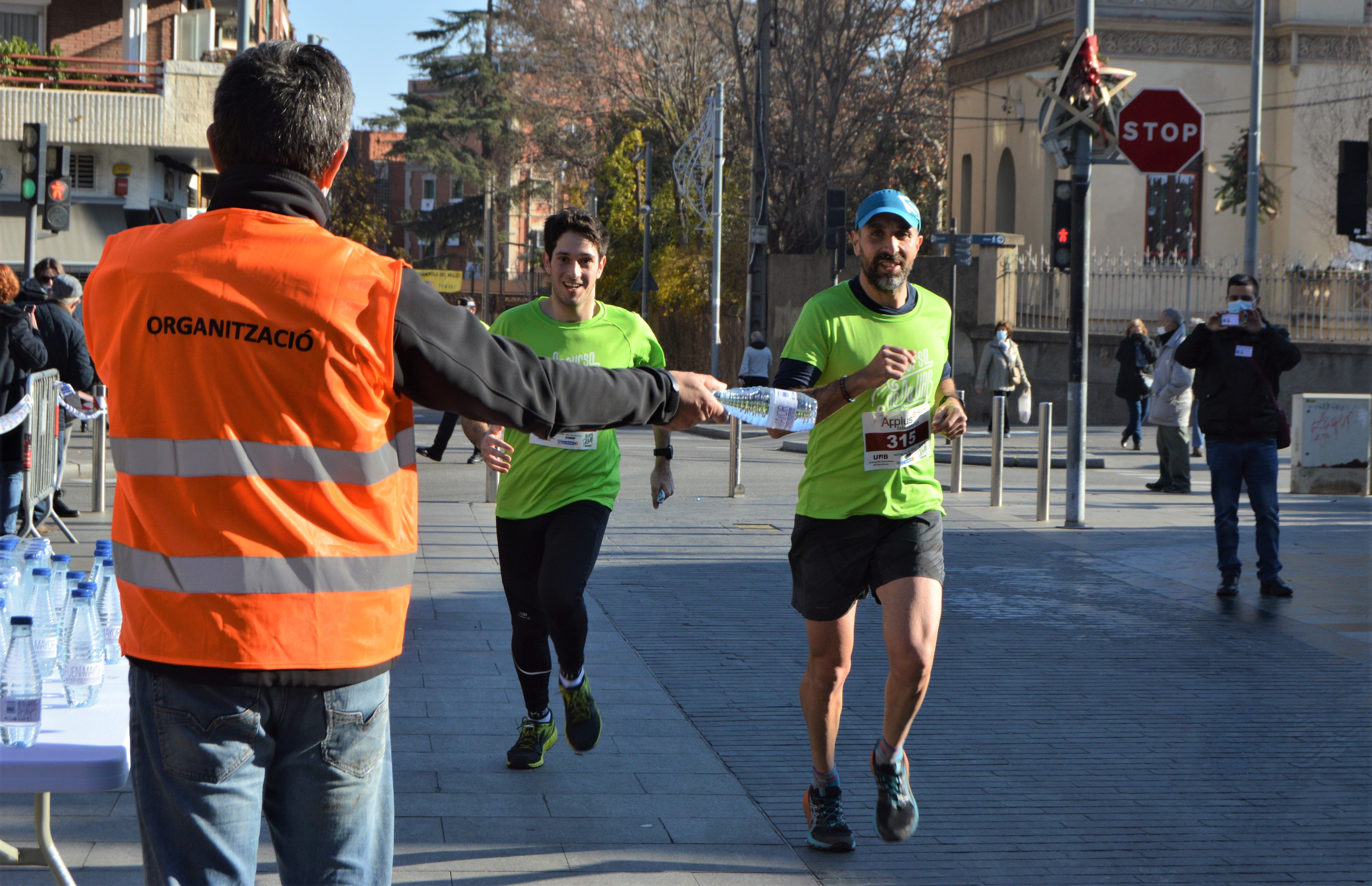 La Cursa Solidària de la UAB del recorregut d'11,6 km passant per l'Ajuntament de Cerdanyola. FOTO: Nora Muñoz Otero