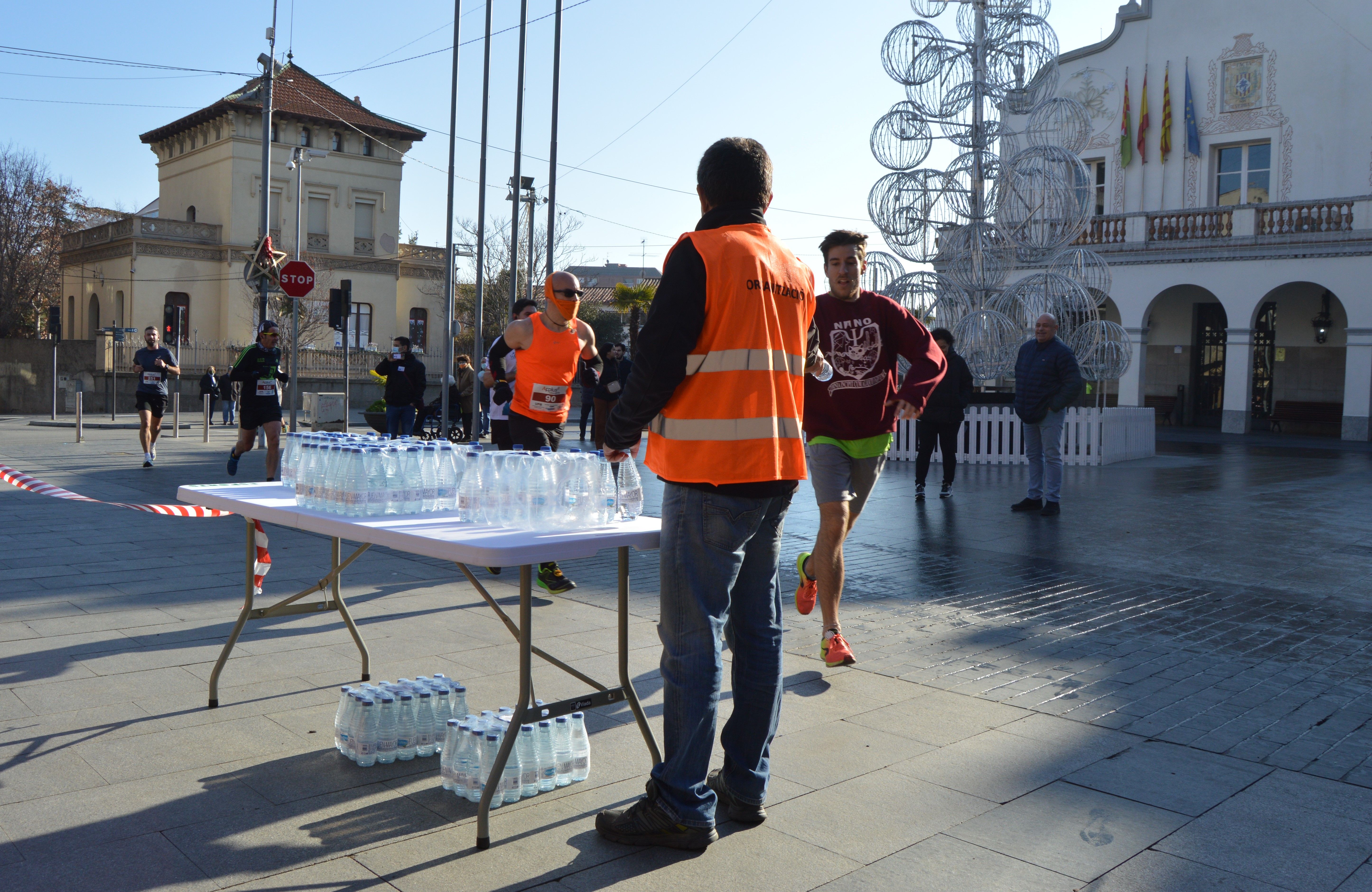 La Cursa Solidària de la UAB del recorregut d'11,6 km passant per l'Ajuntament de Cerdanyola. FOTO: Nora Muñoz Otero