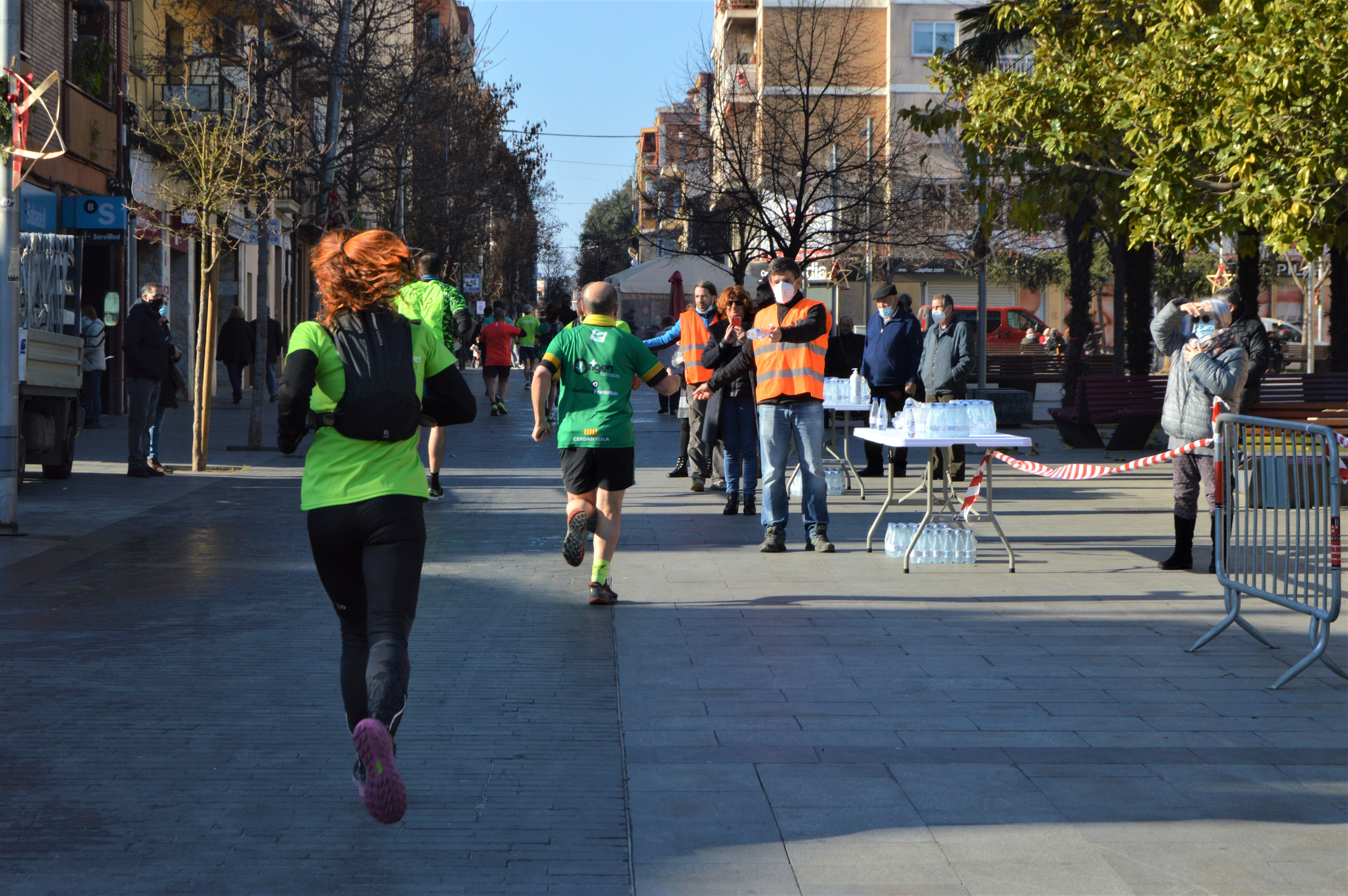 La Cursa Solidària de la UAB del recorregut d'11,6 km passant per l'Ajuntament de Cerdanyola. FOTO: Nora Muñoz Otero