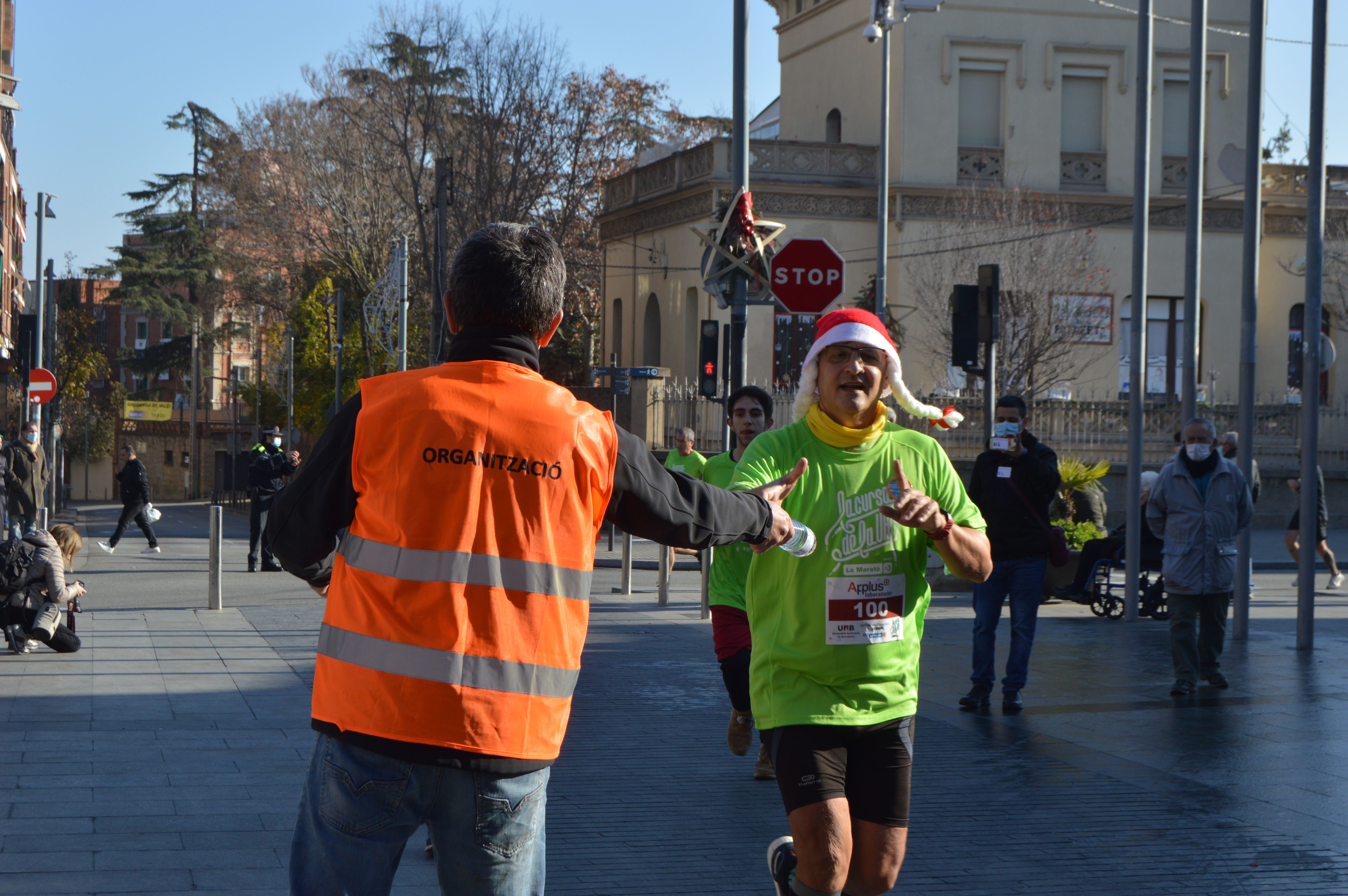 La Cursa Solidària de la UAB del recorregut d'11,6 km passant per l'Ajuntament de Cerdanyola. FOTO: Nora Muñoz Otero