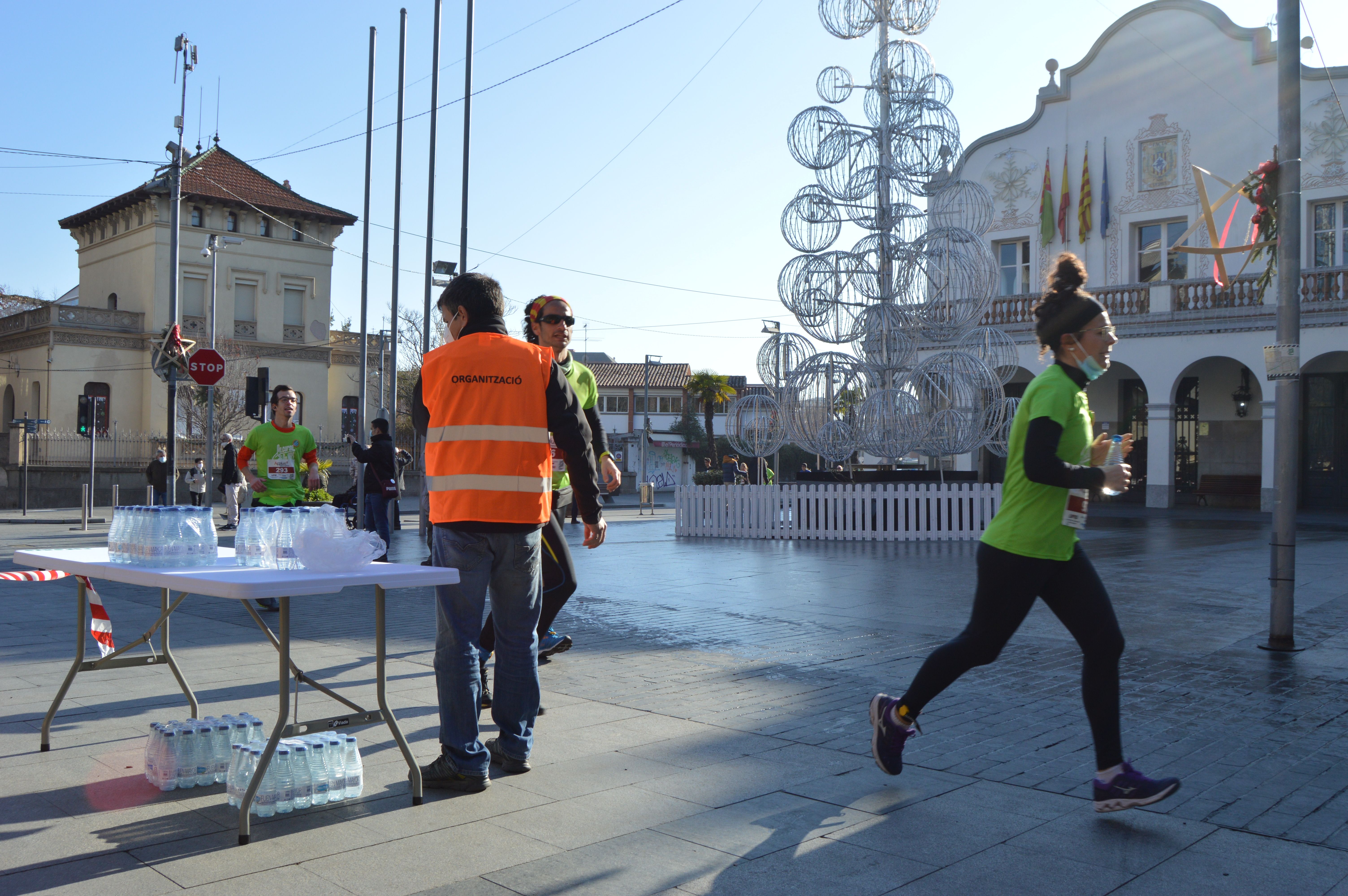 La Cursa Solidària de la UAB del recorregut d'11,6 km passant per l'Ajuntament de Cerdanyola. FOTO: Nora Muñoz Otero