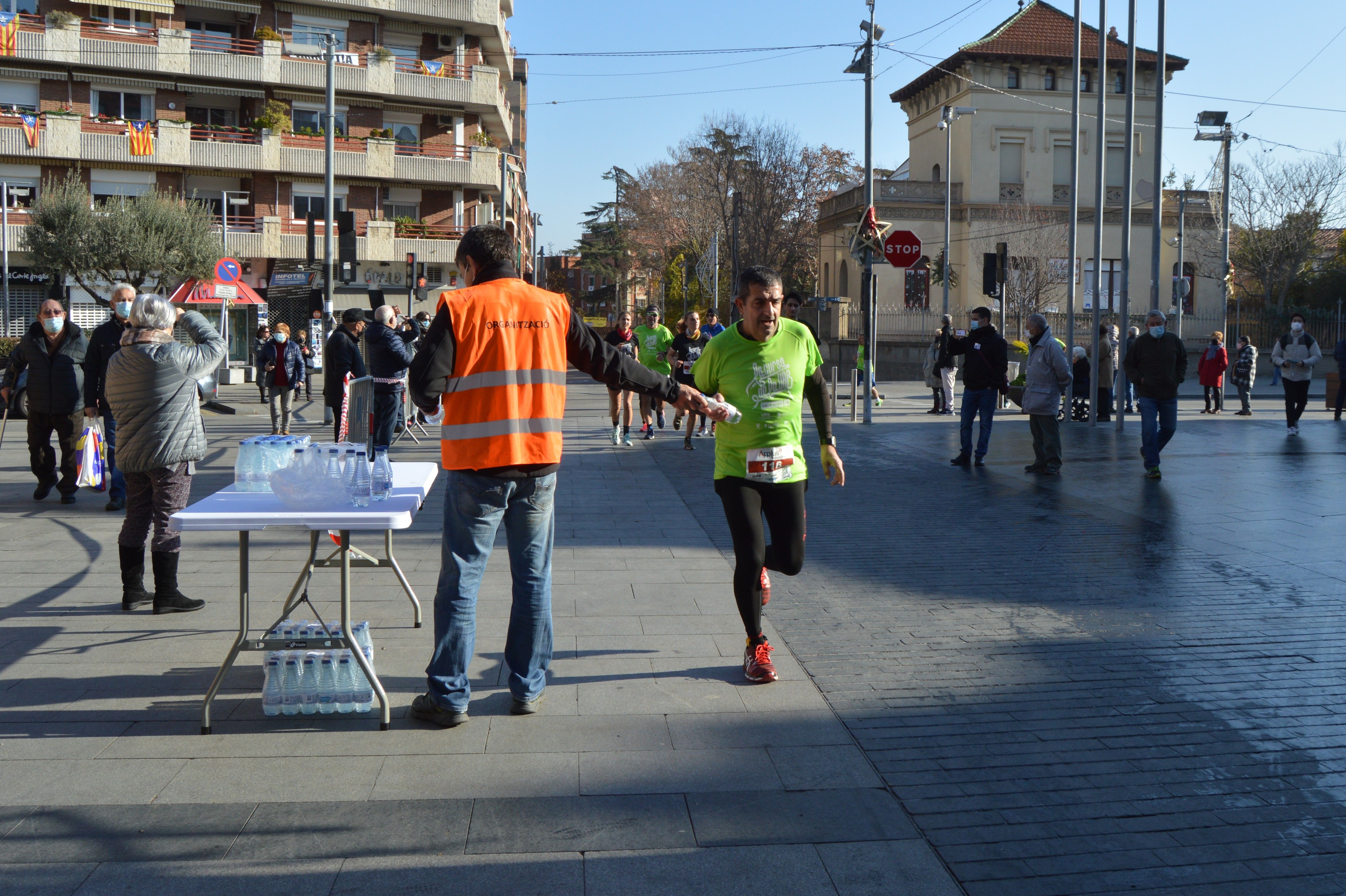 La Cursa Solidària de la UAB del recorregut d'11,6 km passant per l'Ajuntament de Cerdanyola. FOTO: Nora Muñoz Otero