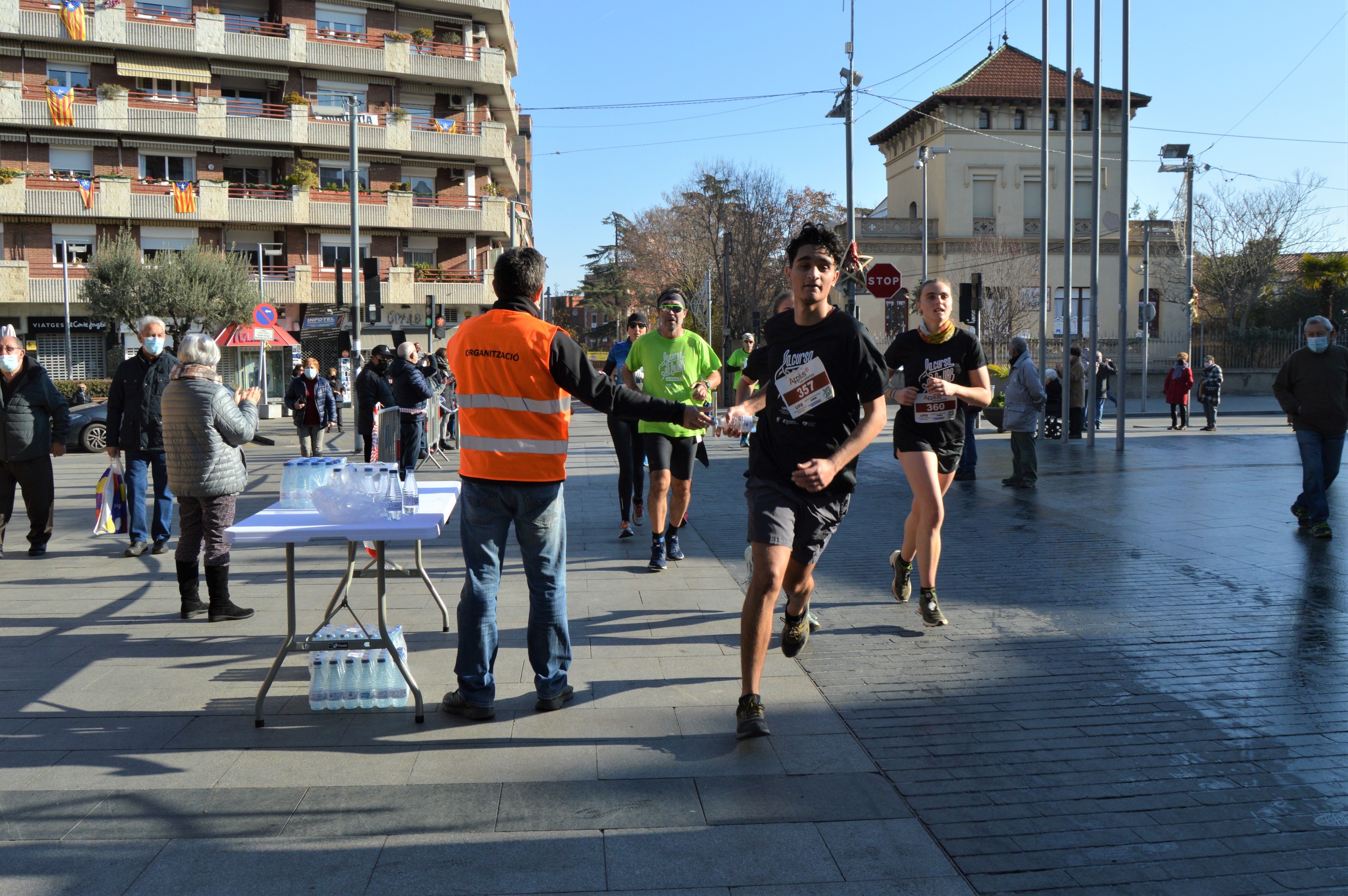 La Cursa Solidària de la UAB del recorregut d'11,6 km passant per l'Ajuntament de Cerdanyola. FOTO: Nora Muñoz Otero