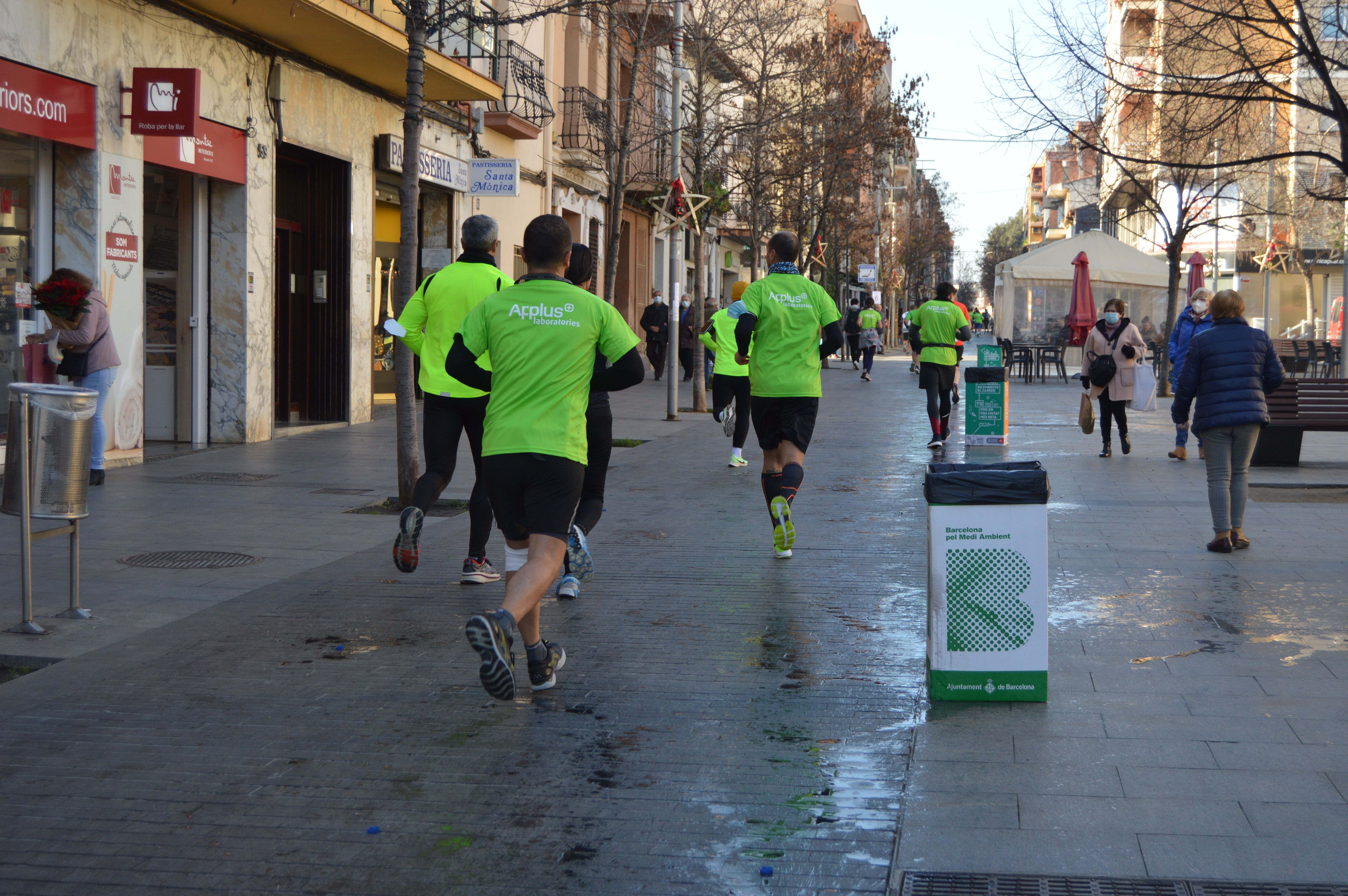 La Cursa Solidària de la UAB del recorregut d'11,6 km passant per l'Ajuntament de Cerdanyola. FOTO: Nora Muñoz Otero