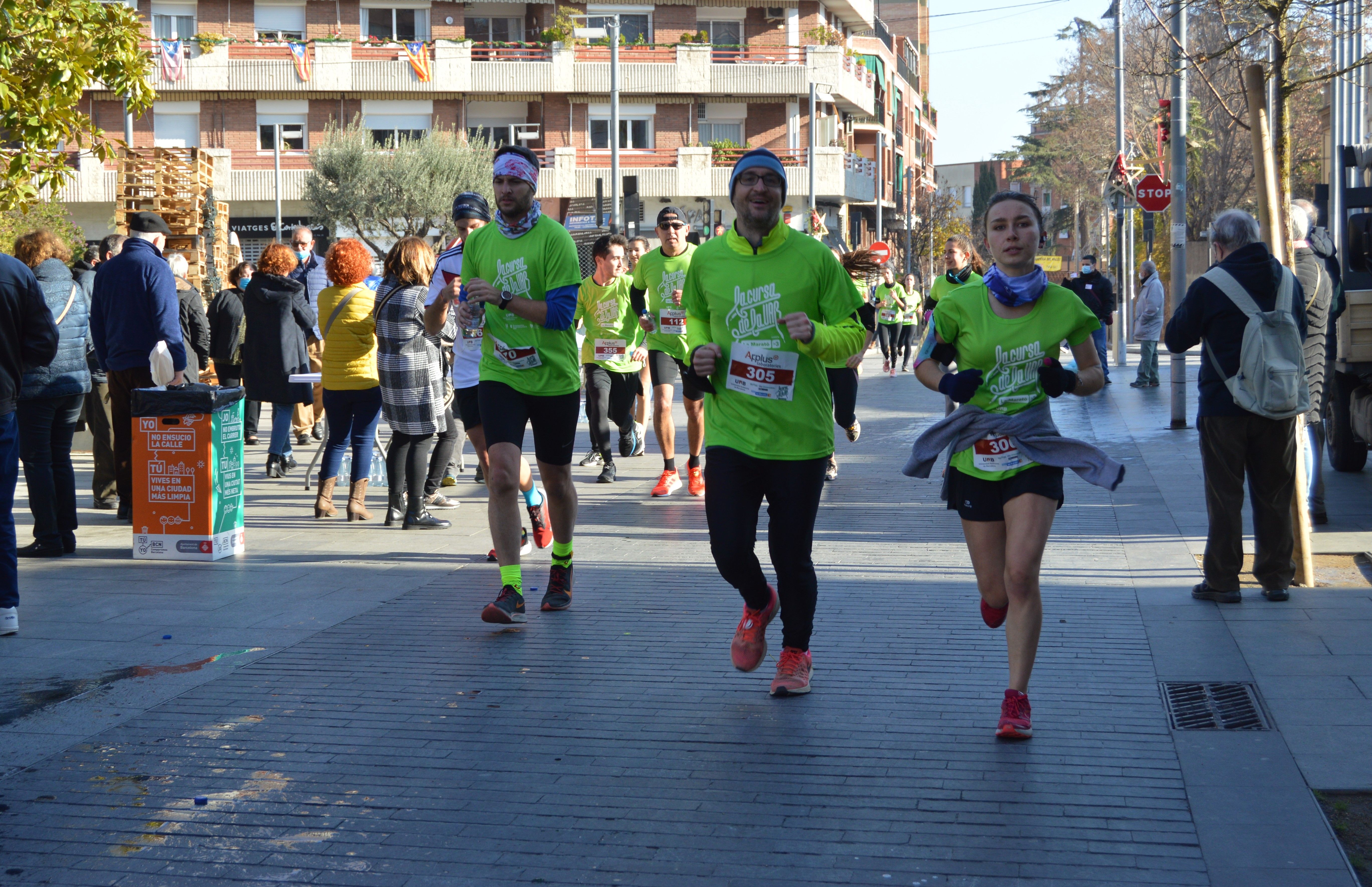 La Cursa Solidària de la UAB del recorregut d'11,6 km passant per l'Ajuntament de Cerdanyola. FOTO: Nora Muñoz Otero