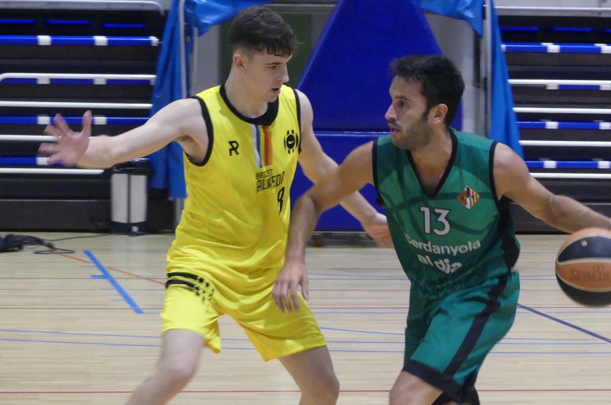 A la dreta, Genís Tena en un partit representant al CB Cerdanyola a Guiera. FOTO: Cedida A la dreta, Genís Tena en un partit representant al CB Cerdanyola a Guiera. FOTO: Cedida