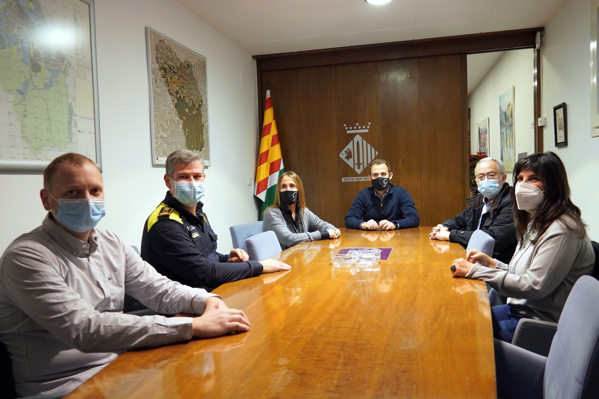 Signatura del conveni entre l'Ajuntament i l’Associació per a la Prevenció d'Accidents de Trànsit. FOTO: Ajuntament de Cerdanyola