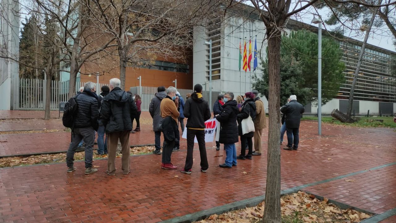 Concentració de suport a la veïna de Ripollet denunciada per diputats Vox. FOTO: Alerta Solidària
