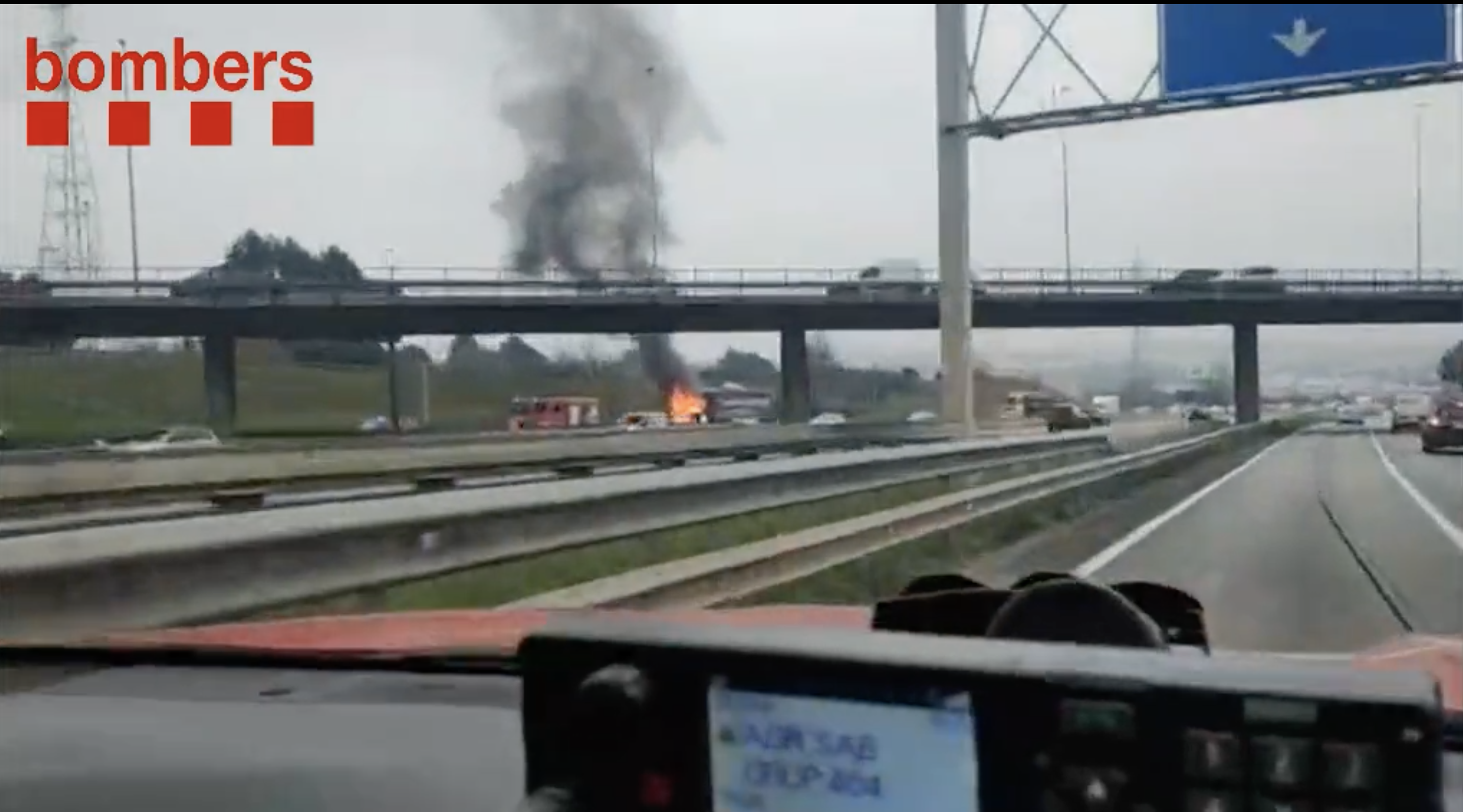 Incendi d'un camió a la C-58. FOTO: Bombers