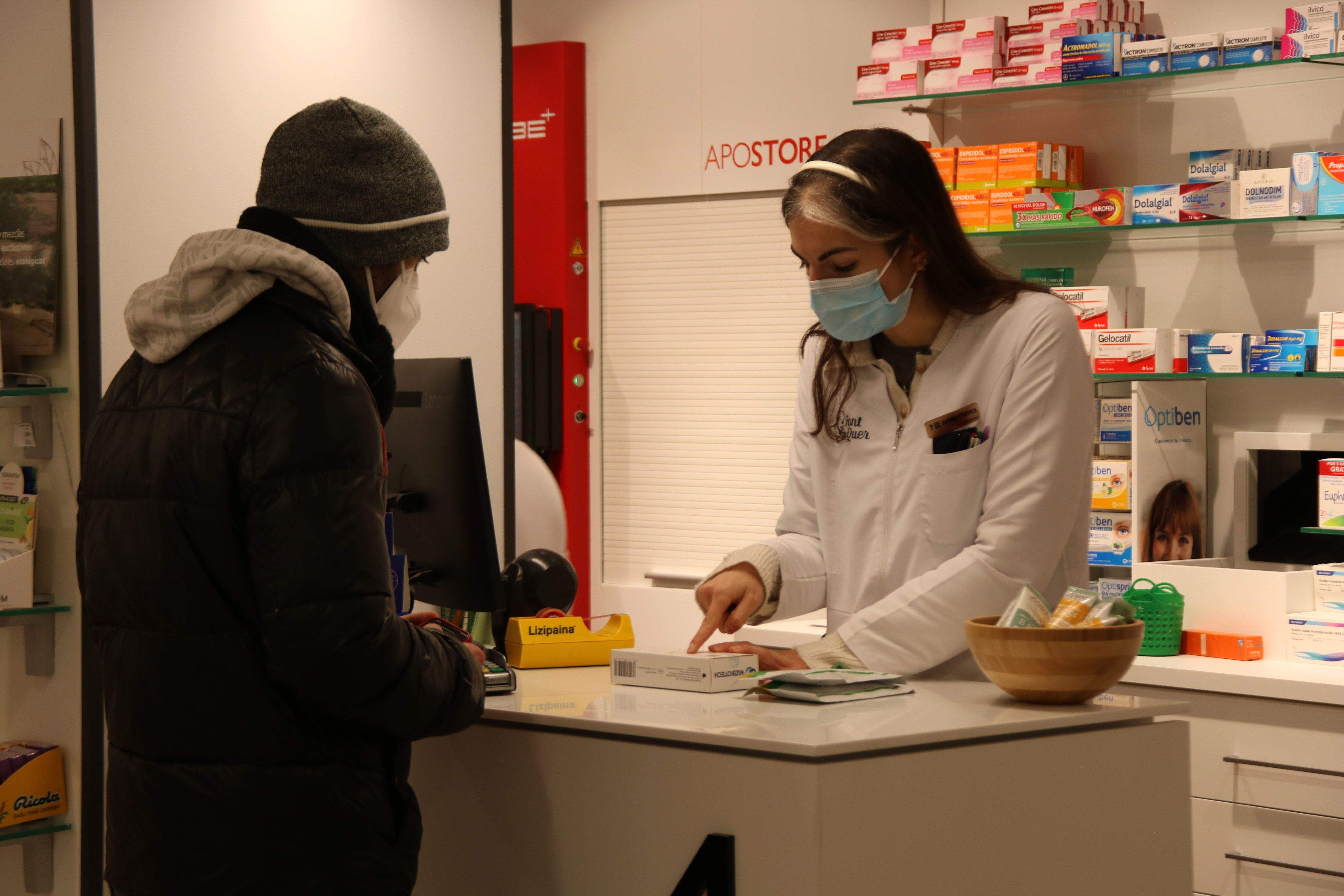 Una farmacèutica de Tarragona venent un test d'antígens. FOTO: ACN Una farmacèutica de Tarragona venent un test d'antígens. FOTO: ACN