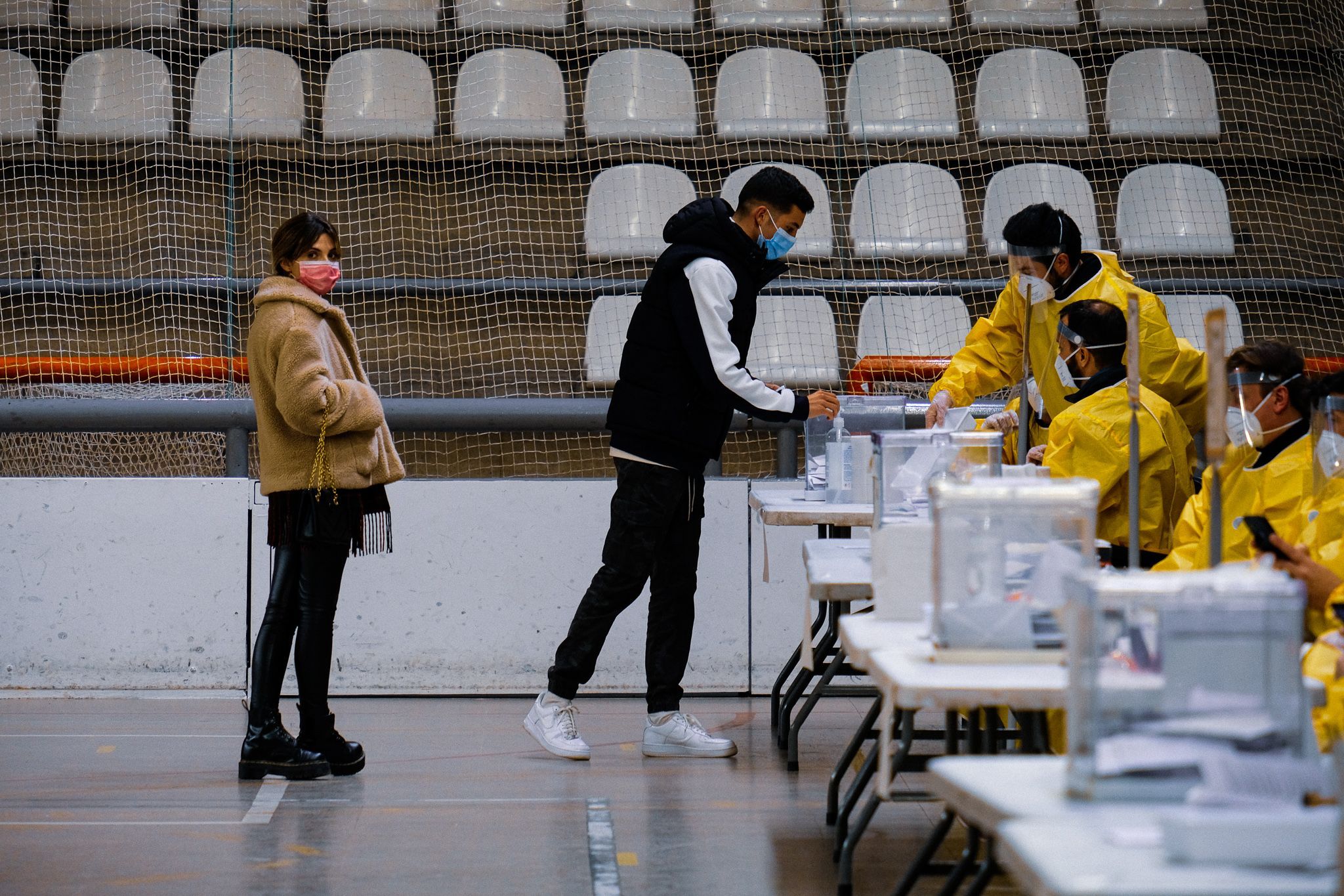 14 de febrer: Eleccions al Parlament entre mesures de seguretat. FOTO: Ale Gómez