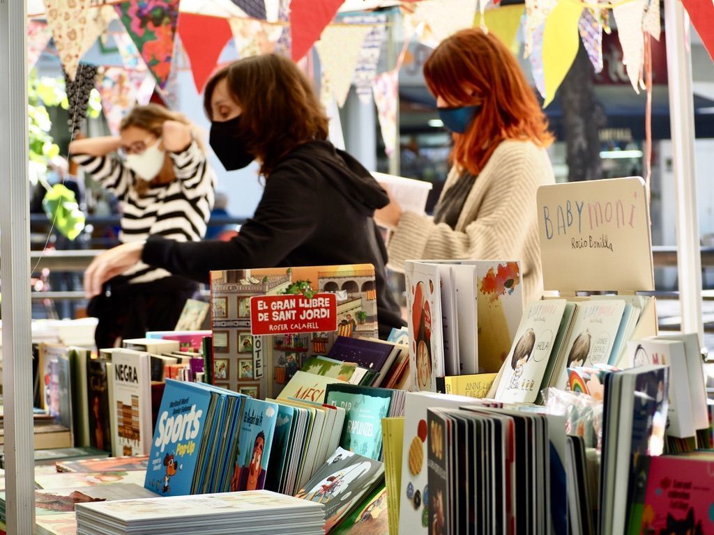 Sant Jordi torna als carrers amb parades de llibres i roses. FOTO: Mónica GM