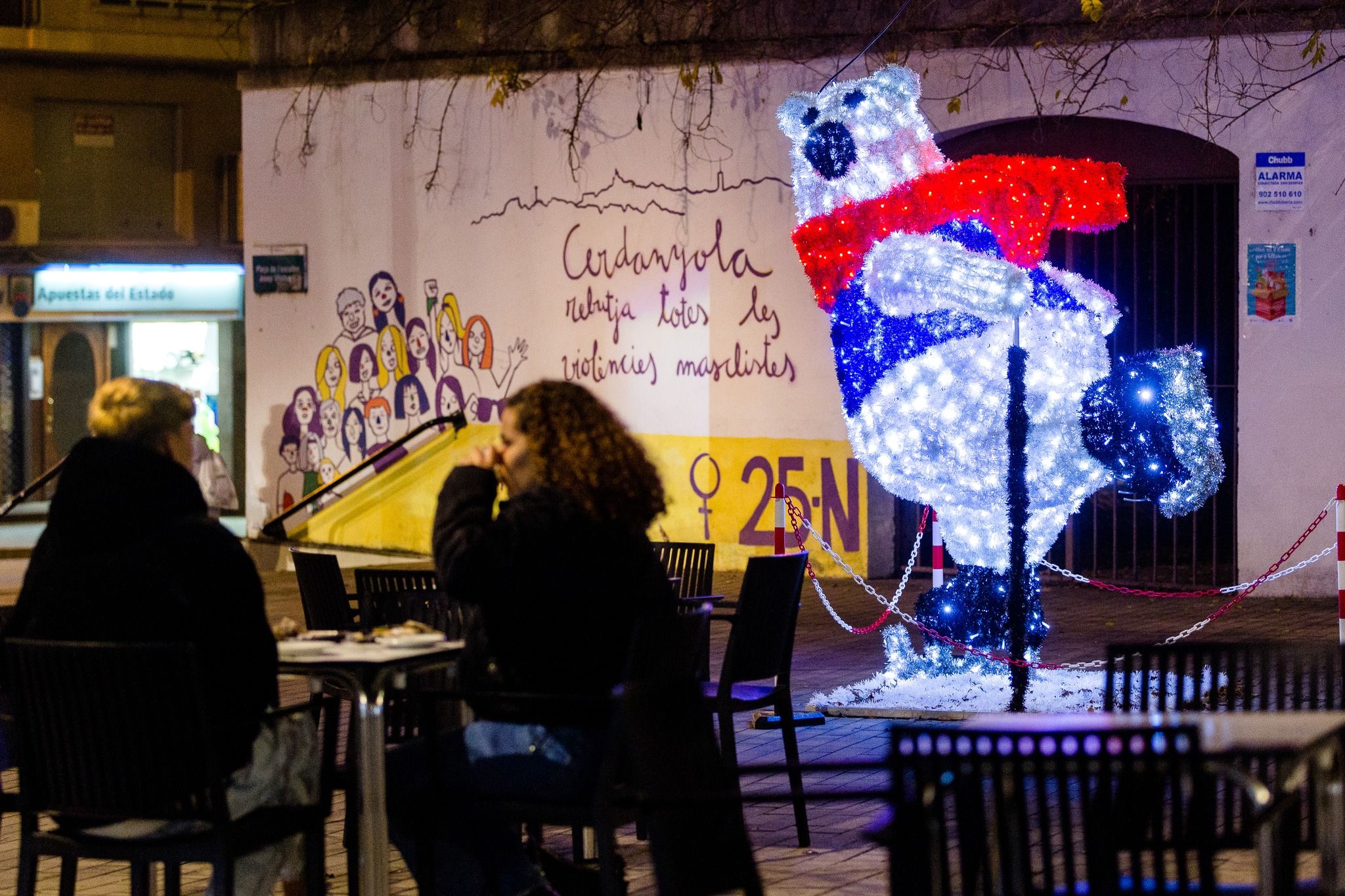 Ninot amb llums de Nadal a la plaça Viladomat. FOTO: Núria Puentes (Ajuntament de Cerdanyola)