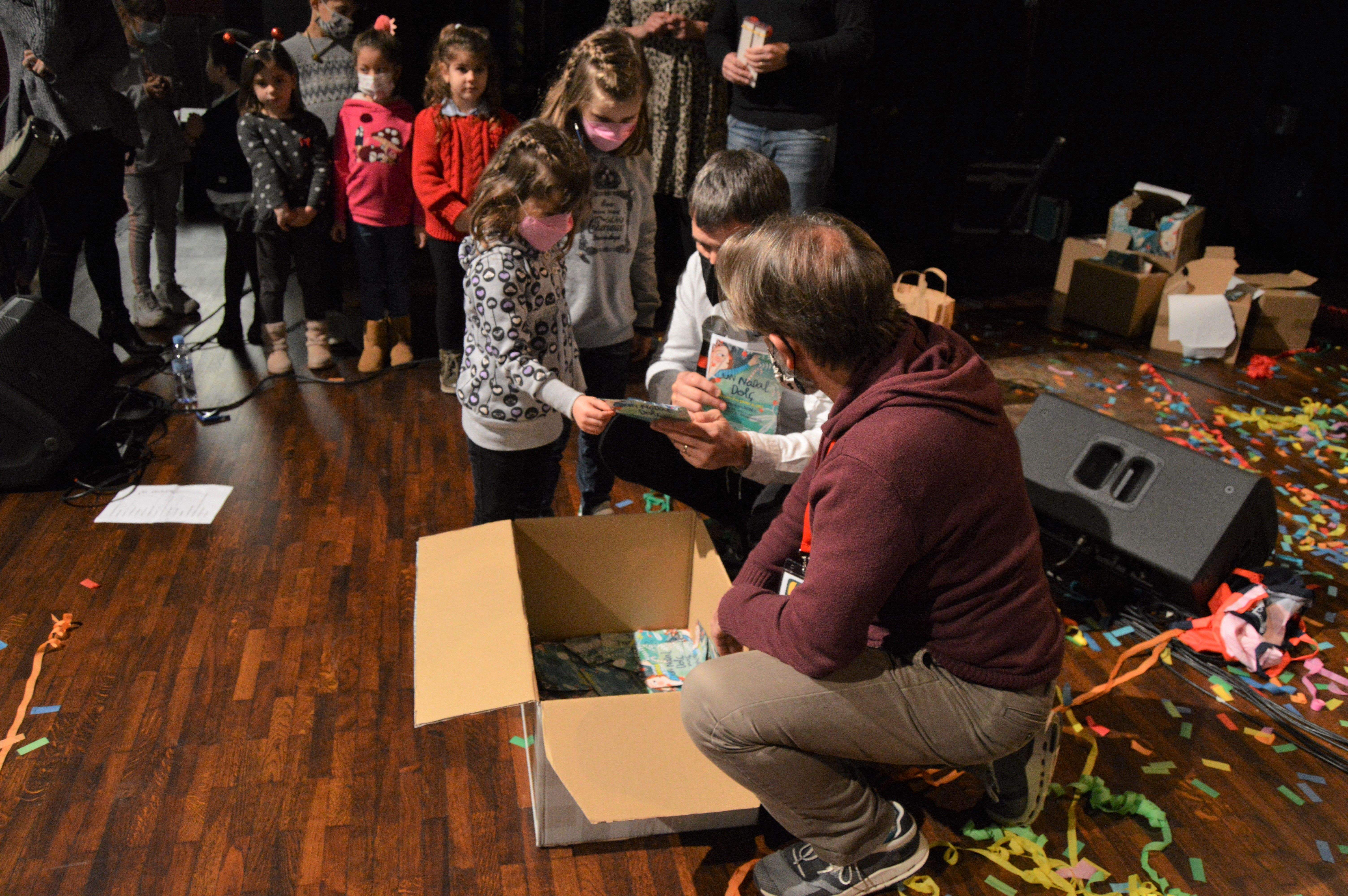 Cerdanyola Comerç i Serveis anunciant els guanyadors del sorteig de la campanya 'Un nadal dolç'. FOTO: Nora Muñoz Otero