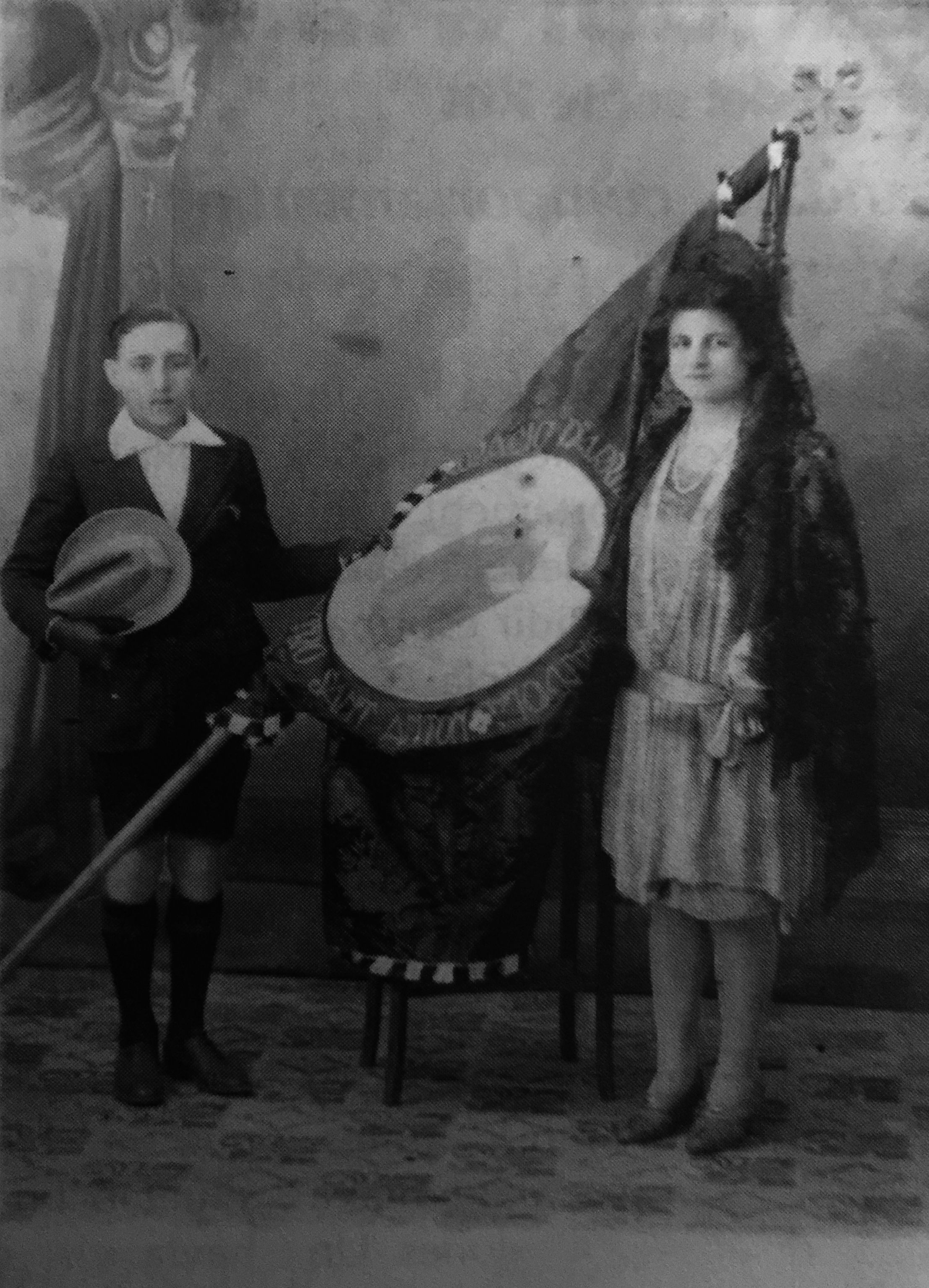 Maria Segarra i Rafael Costa, padrins de la bandera dels Tres Tombs de 1928 (Cedida per Josep Llargués i Aurora Grau i publicada al TOT 643 el gener de 2000)