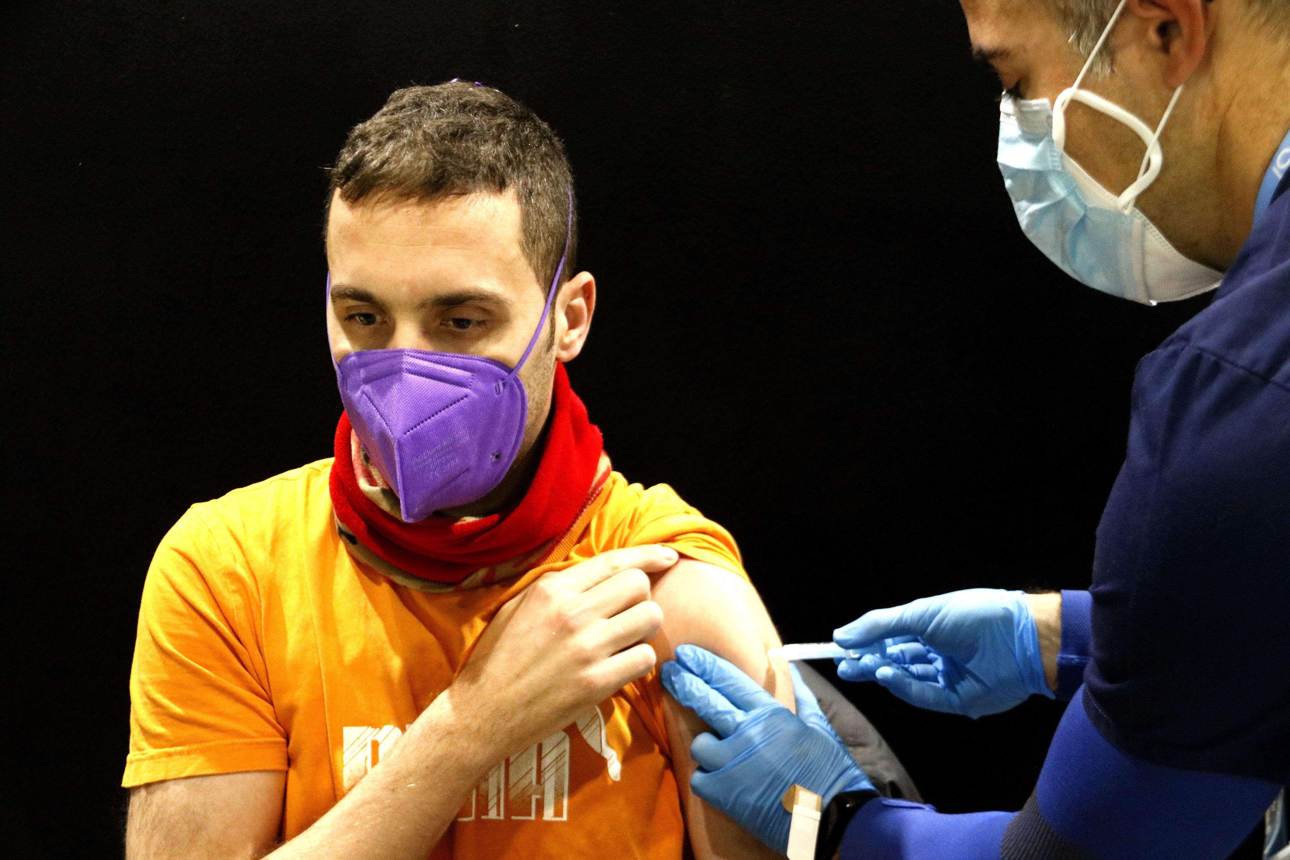 Un home rep la vacuna contra la Covid. FOTO: Oriol Bosch (ACN)