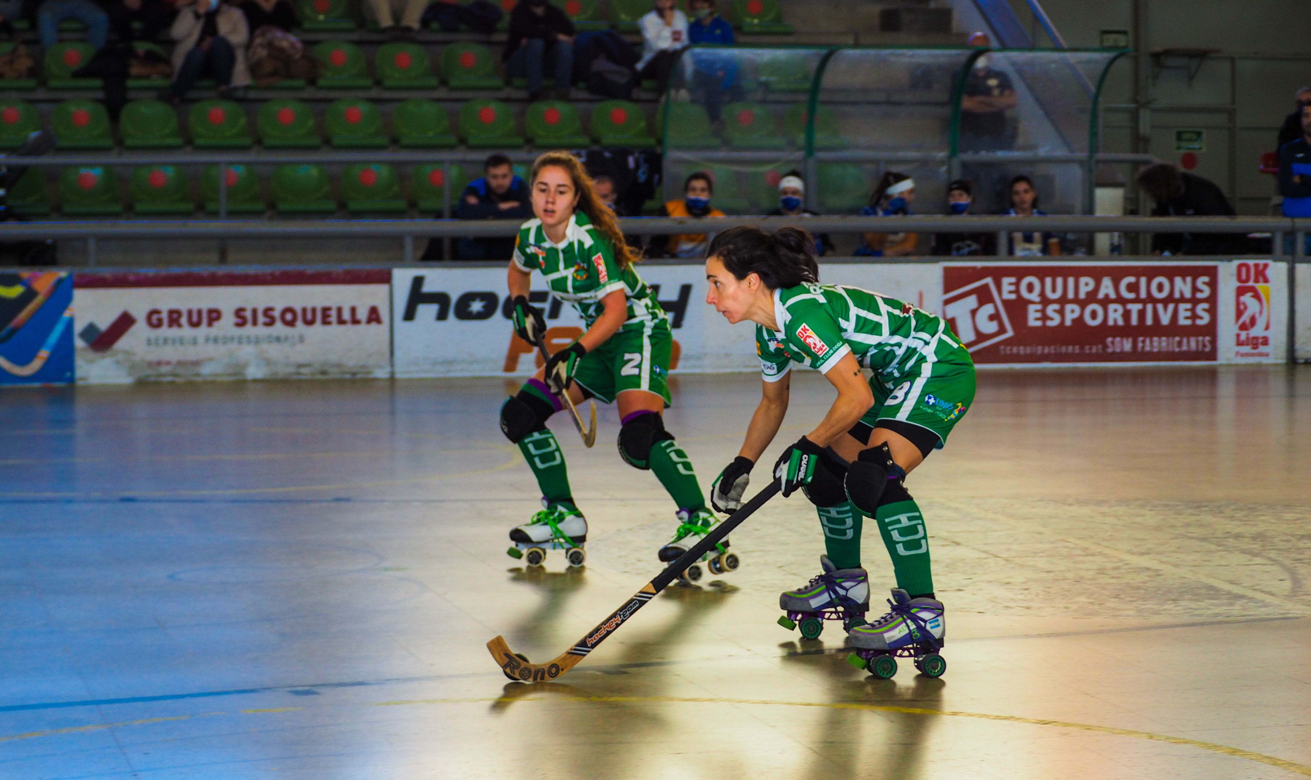 Joana Xicota i Adriana Gutiérrez en un partit a Can Xarau. FOTO: Mónica GM Joana Xicota i Adriana Gutiérrez en un partit a Can Xarau. FOTO: Mónica GM