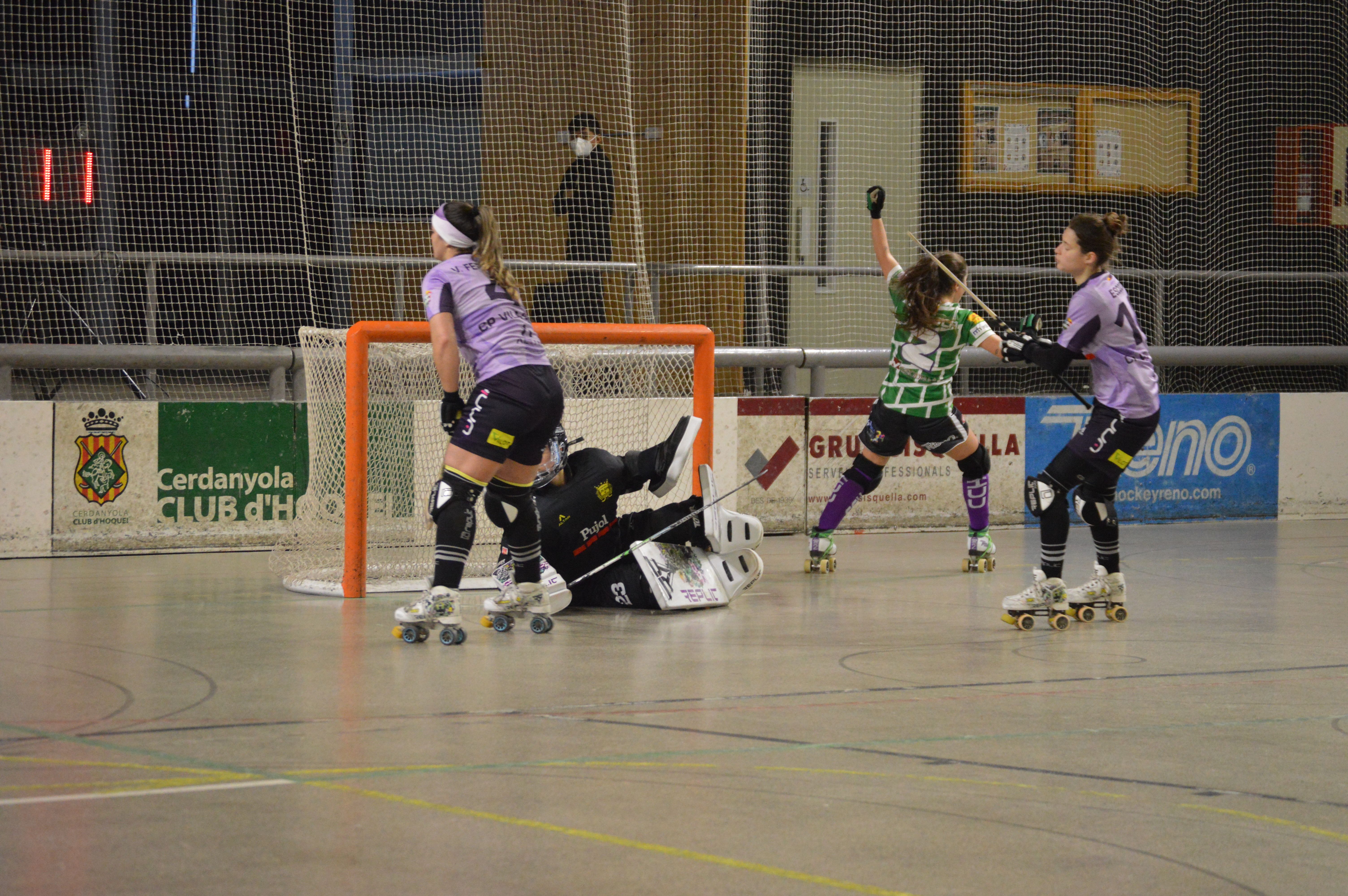 Joana Xicota celebrant un gol en el Cerdanyola CH vs CP Vilasana. FOTO: Nora Muñoz Otero