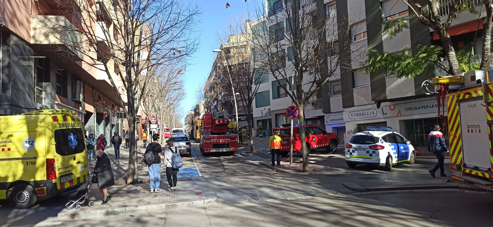 Bombers a l'avinguda Montserrat on s'ha produït un foc. FOTO: Danny Romero Mas