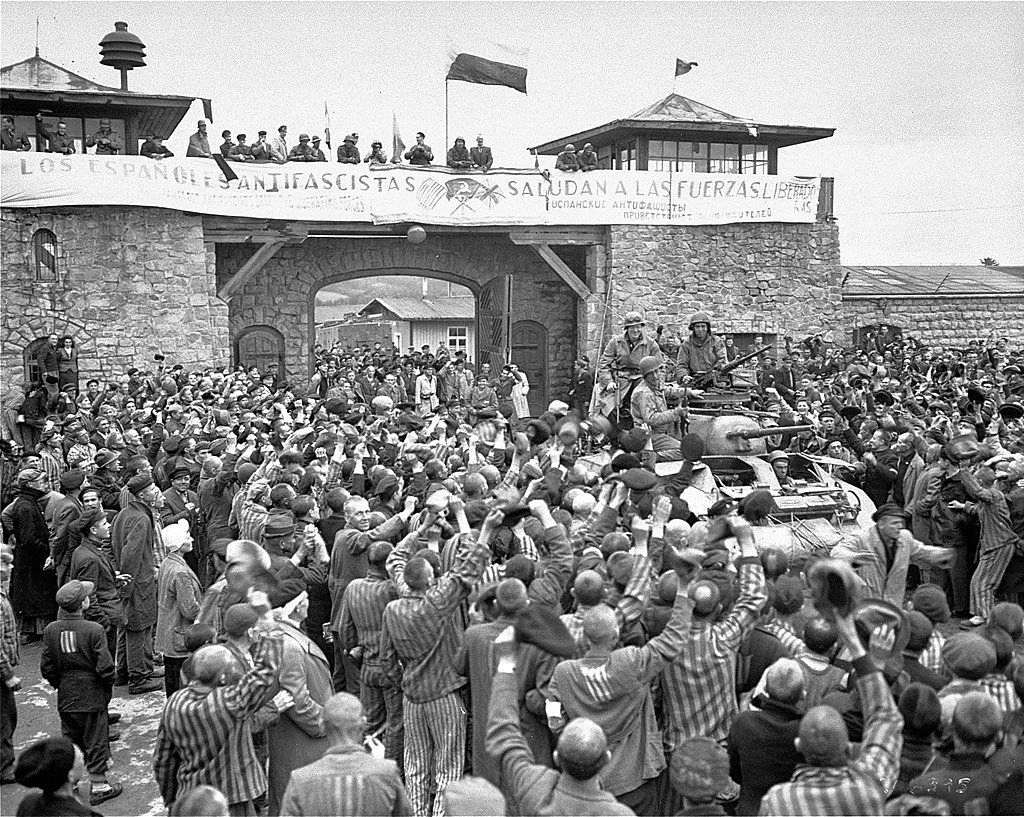 Les tropes americanes arriben a Mauthausen i són rebuts per nombrosos presos espanyols. FOTO: CC