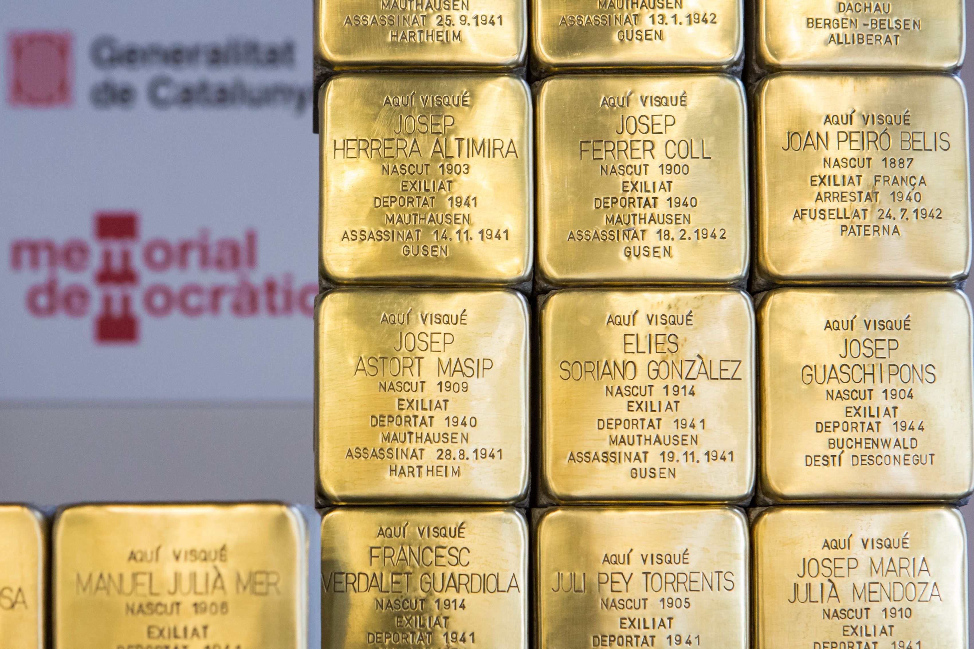 Llambordes Stolpersteine en record de les víctimes del nazisme. FOTO: Gencat