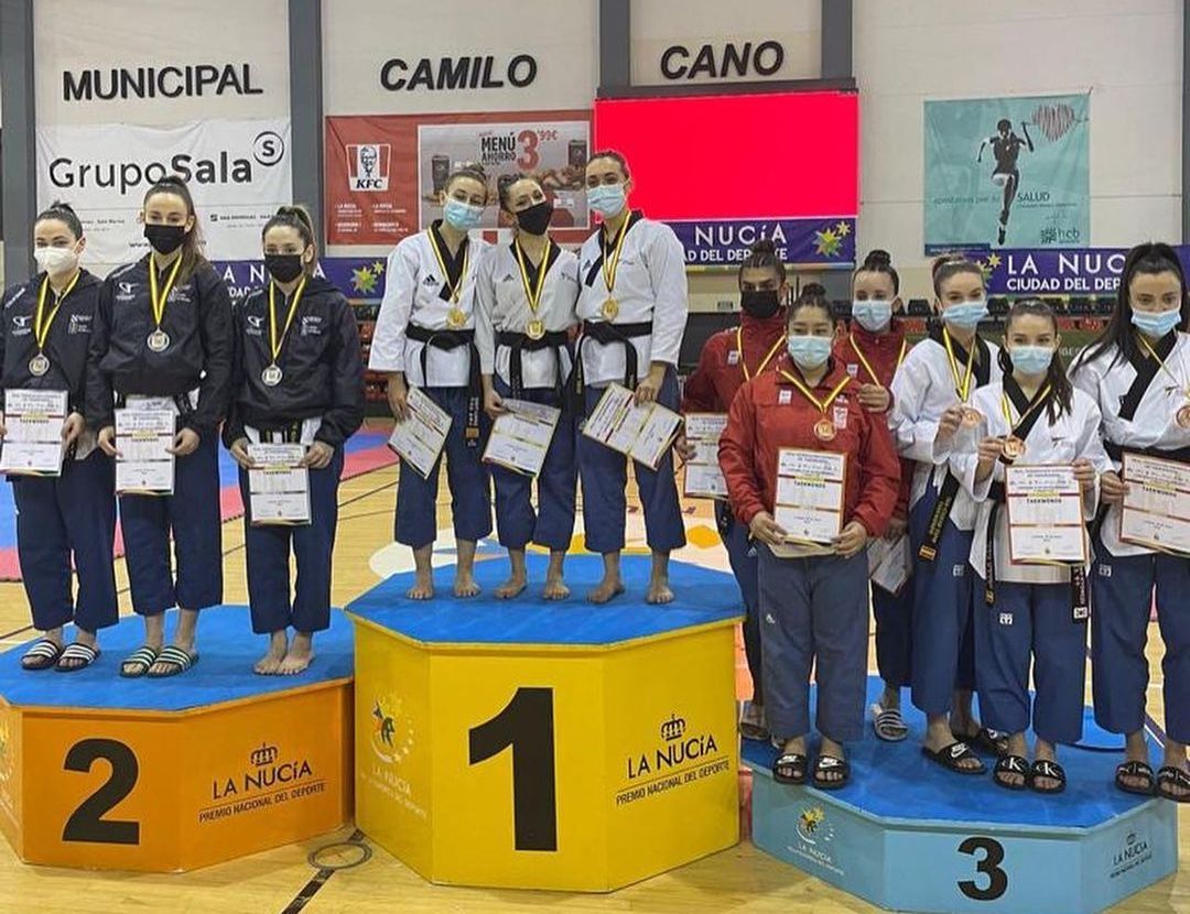 Judit López, Laia Peiris i María José Alfocea amb la medalla d'or al Campionat d'Espanya de Poomsae. FOTO: Lee Young Cerdanyola
