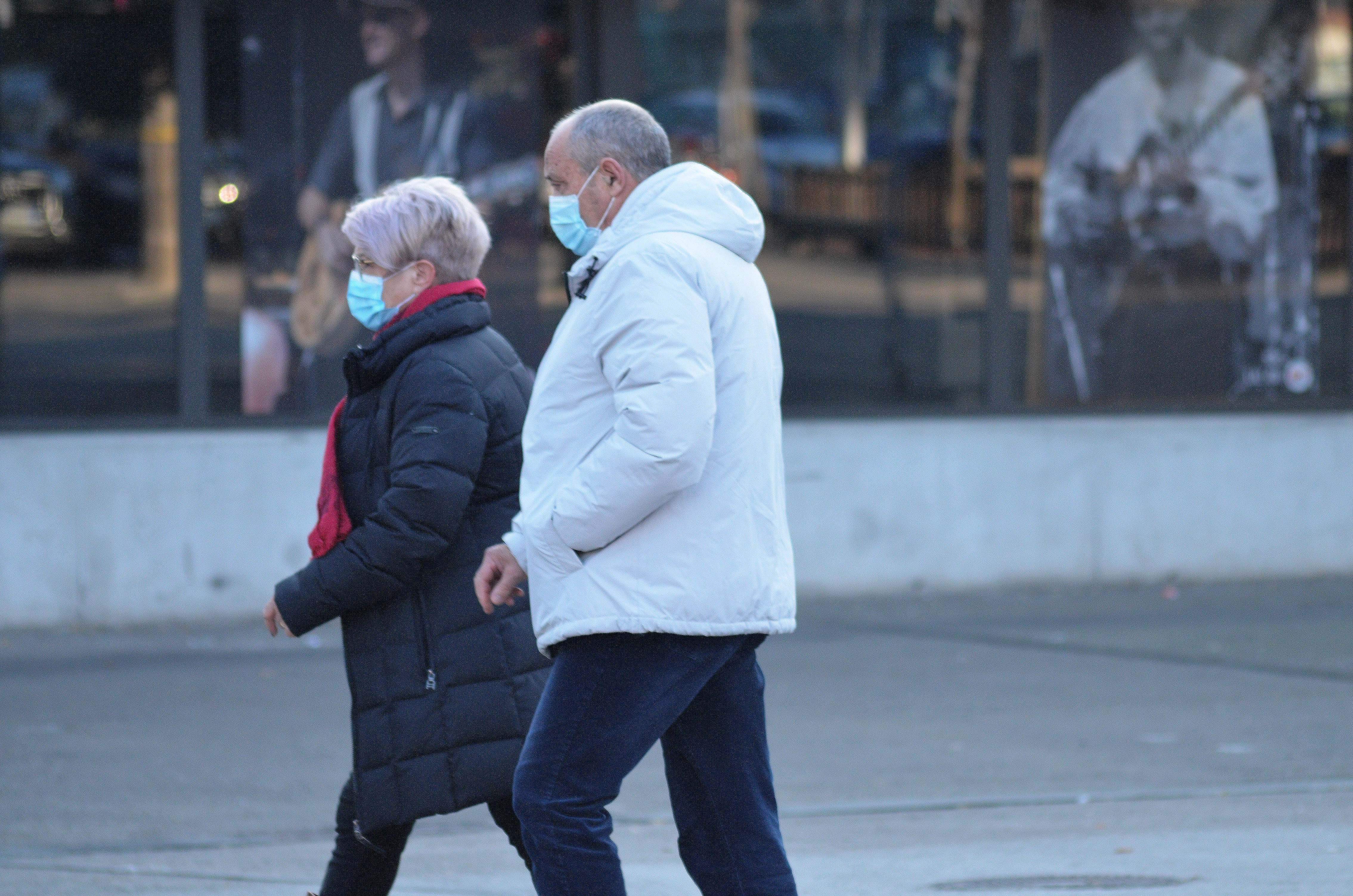 Dues persones amb mascareta a Cerdanyola a inicis de 2022. FOTO: Pau berenguer